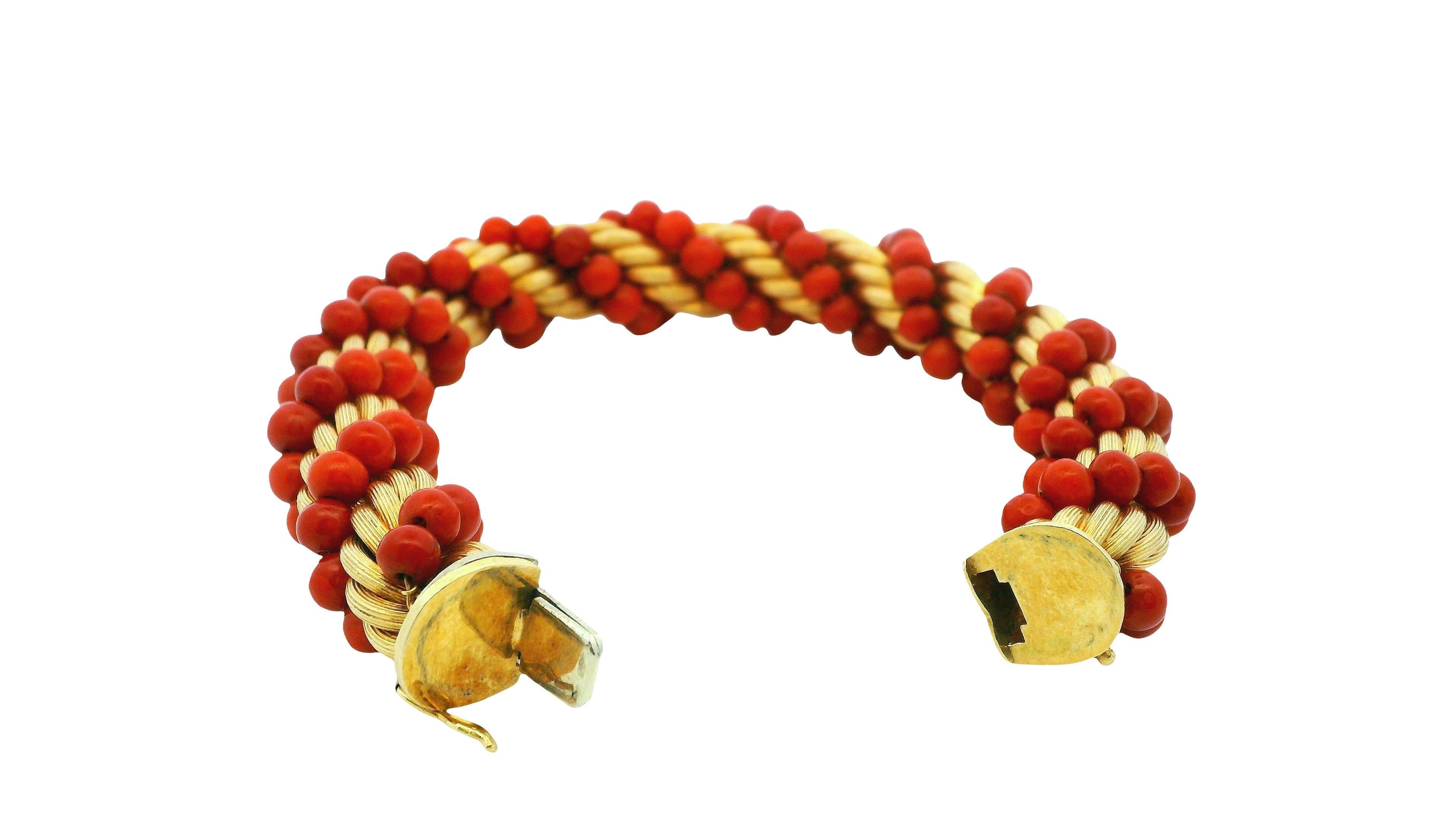 Questo raffinato set comprende una collana e un bracciale in corallo e oro che possono essere combinati in modo meraviglioso. Se indossati insieme, la lunghezza totale è di 21,25 pollici. La collana misura 15 pollici da sola, mentre il bracciale è