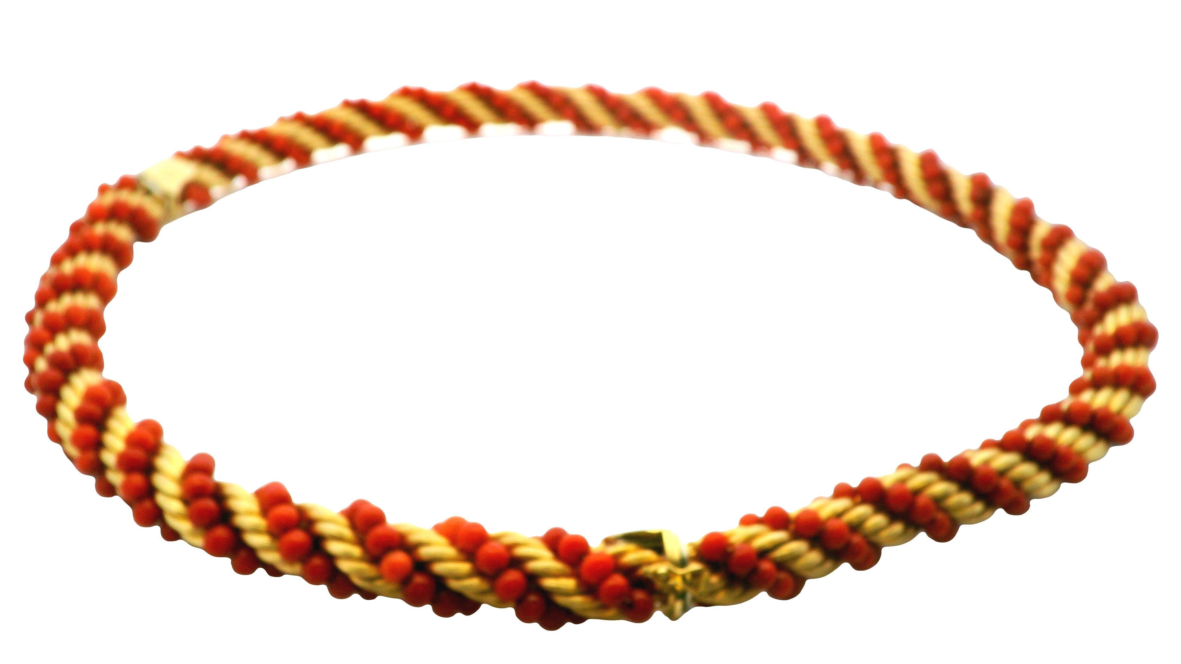 Donna Squisita collana e bracciale a torsione in oro e corallo in oro giallo 18 carati in vendita