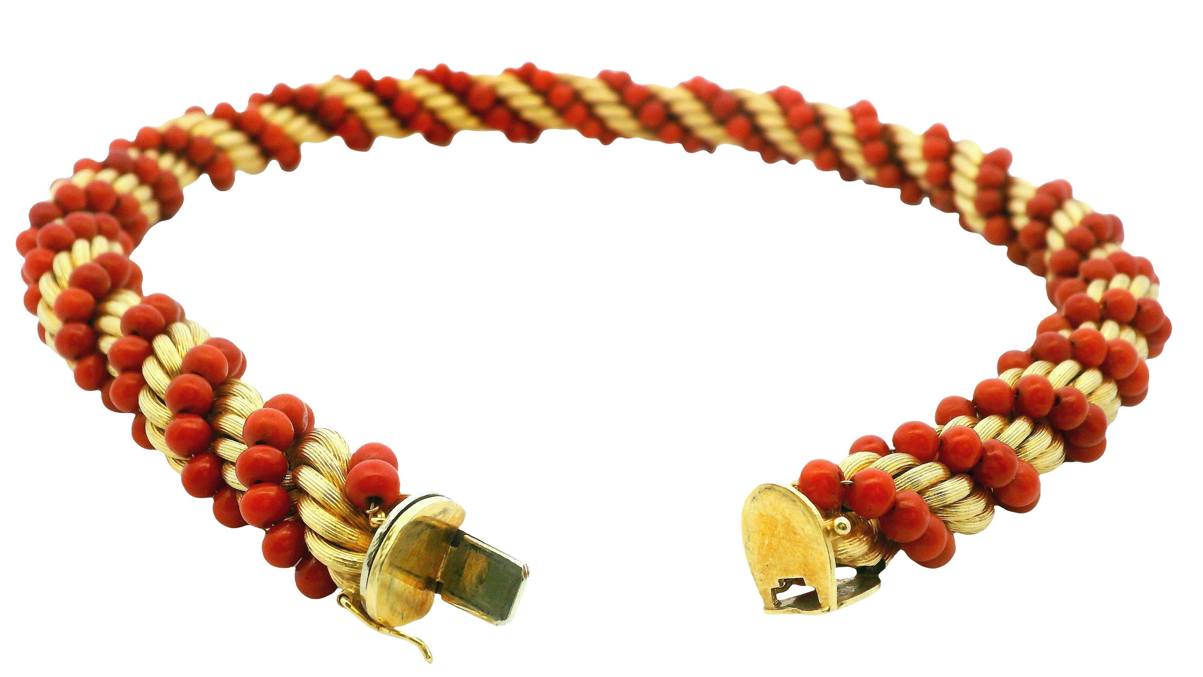 Squisita collana e bracciale a torsione in oro e corallo in oro giallo 18 carati in vendita 1