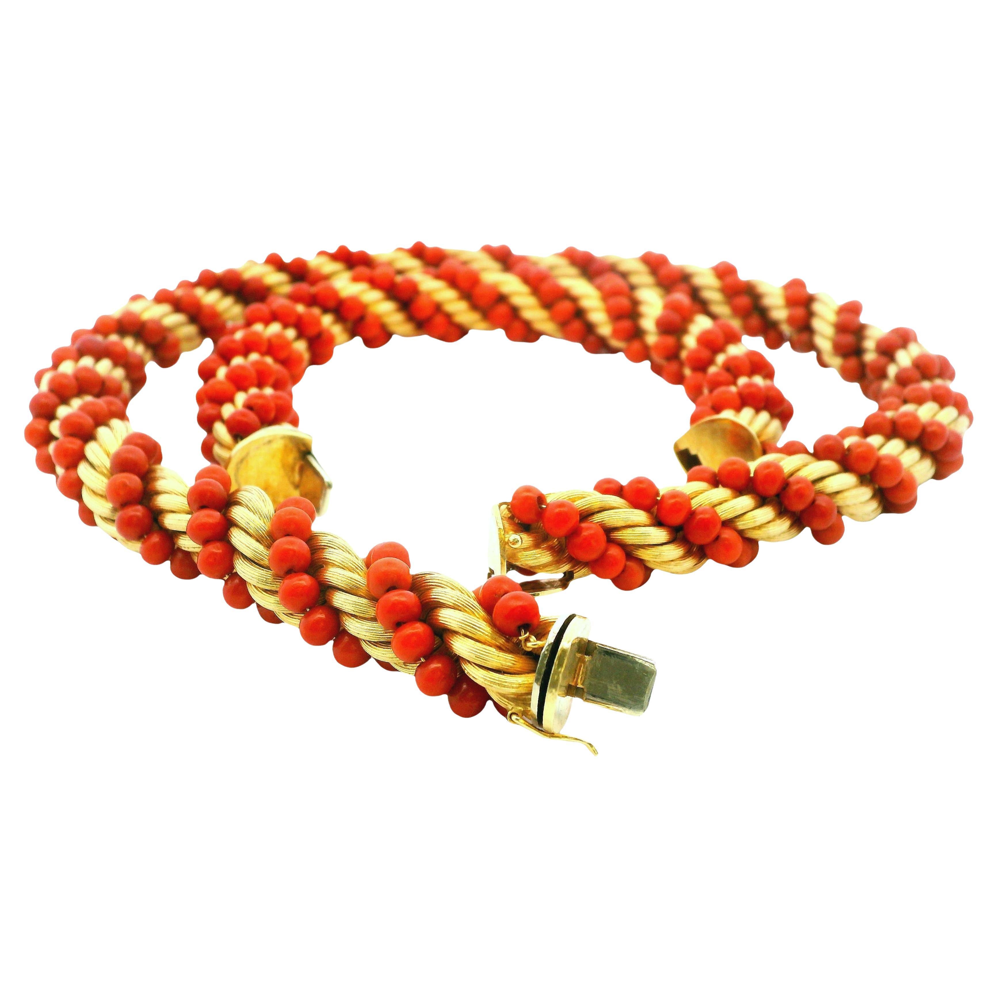 Squisita collana e bracciale a torsione in oro e corallo in oro giallo 18 carati in vendita
