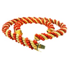 Exquisito conjunto de collar y pulsera de coral y oro amarillo de 18 quilates