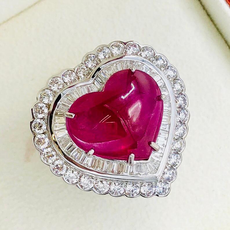 So stunning love ❤️ collection ring in 18k gold , with heart cut ruby cabochon cut 10,80 ct and round and baguettes cut diamonds 2,77 ct F/VS.
Handcrafted by artisan goldsmith.
Excellent manufacture and quality.
Complete with certificate.

Note: for