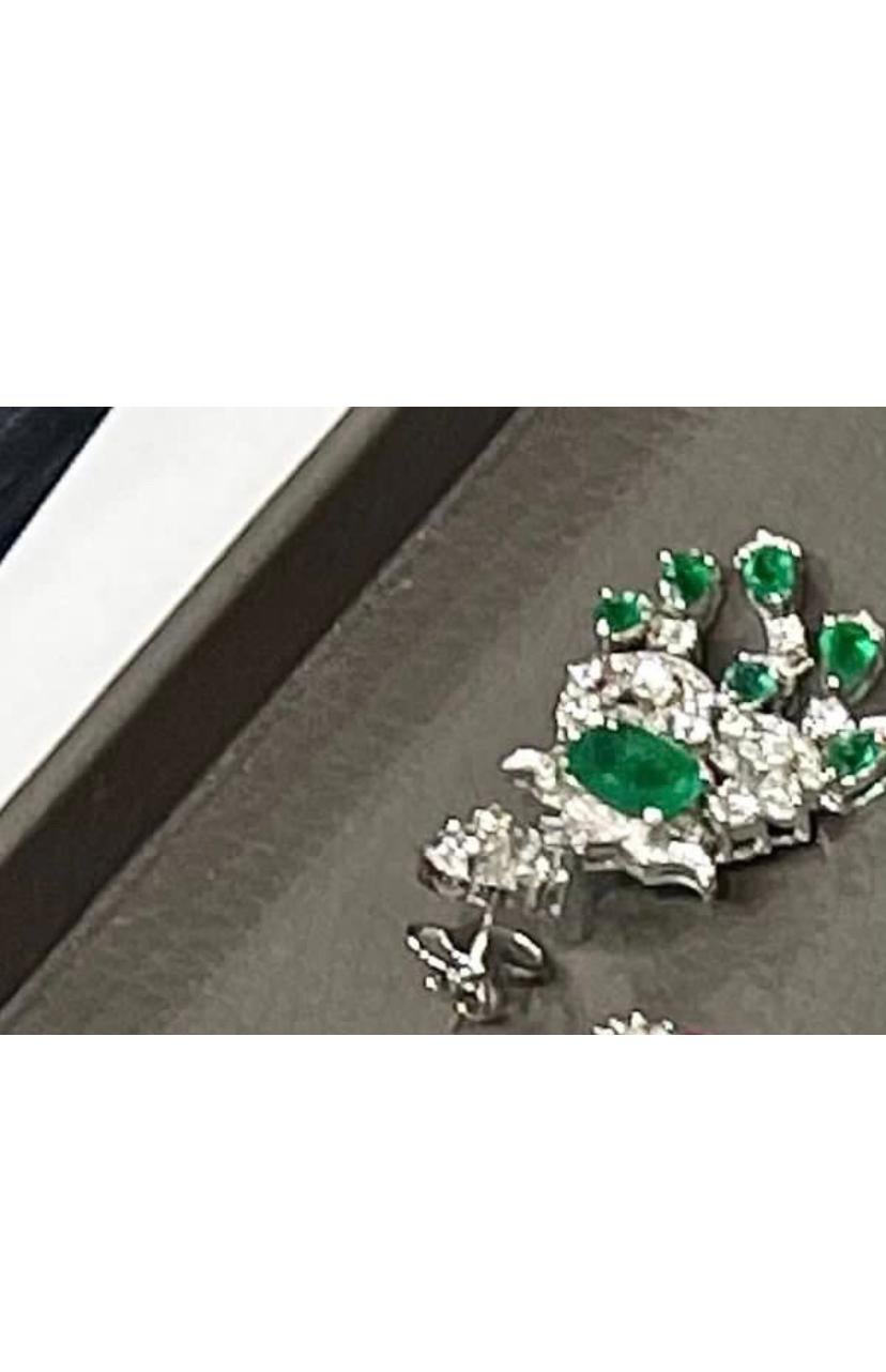 Orecchini in oro 18K con smeraldi dello Zambia certificati AIG da 13,68 carati e diamanti da 4,81 carati in vendita 2