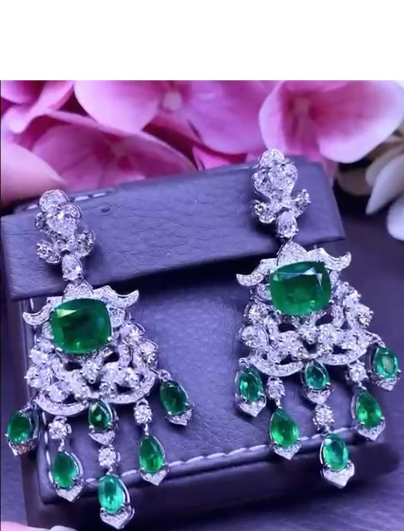Orecchini in oro 18K con smeraldi dello Zambia certificati AIG da 13,68 carati e diamanti da 4,81 carati In condizioni Nuovo in vendita a Massafra, IT