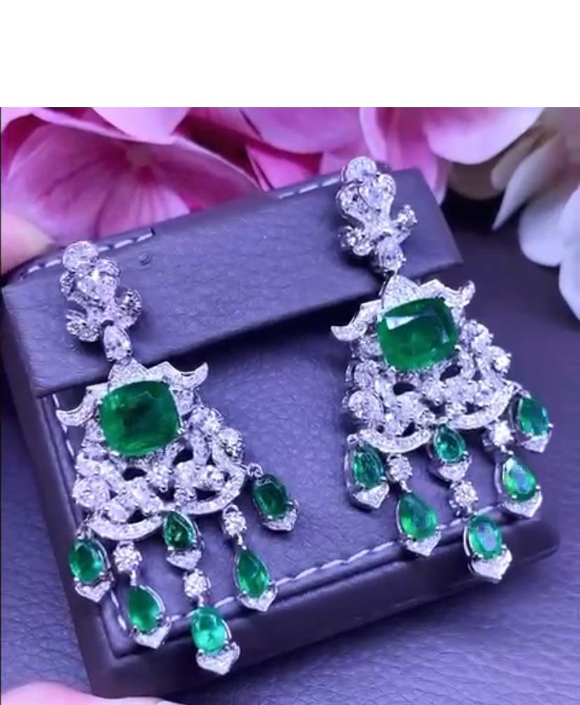 Donna Orecchini in oro 18K con smeraldi dello Zambia certificati AIG da 13,68 carati e diamanti da 4,81 carati in vendita