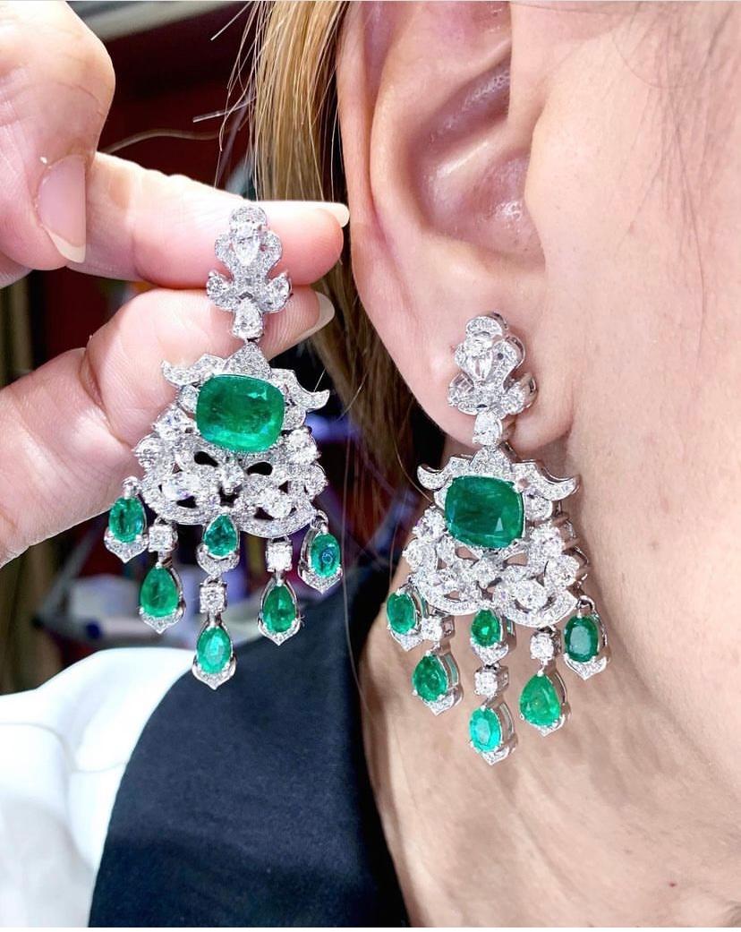 Orecchini in oro 18K con smeraldi dello Zambia certificati AIG da 13,68 carati e diamanti da 4,81 carati in vendita 1