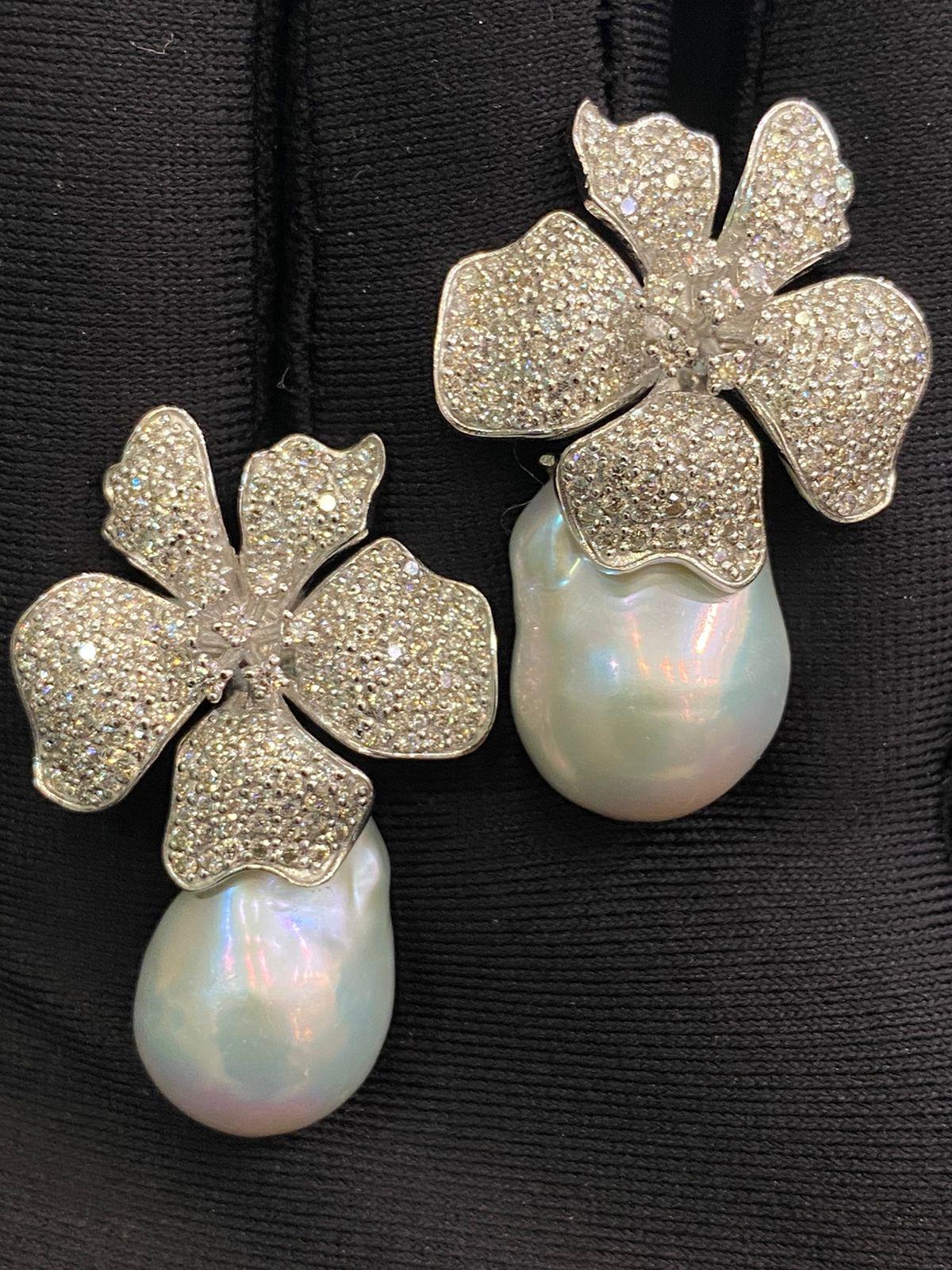 So chic and original  flowers design in 18k gold , with  3.82 Carats Diamonds G/SI1 , and 51 Carats Natural Mother Of Pearls.
Handmade by artisan goldsmith.
Excellent manufacture.