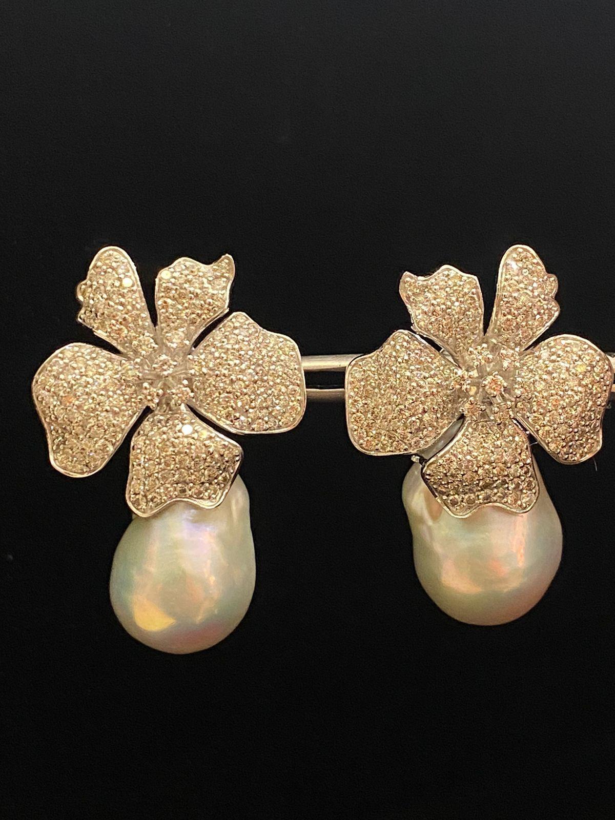 Round Cut Exquisite Ct 51 of Natural Mother of Pearls and Diamonds on Earrings For Sale