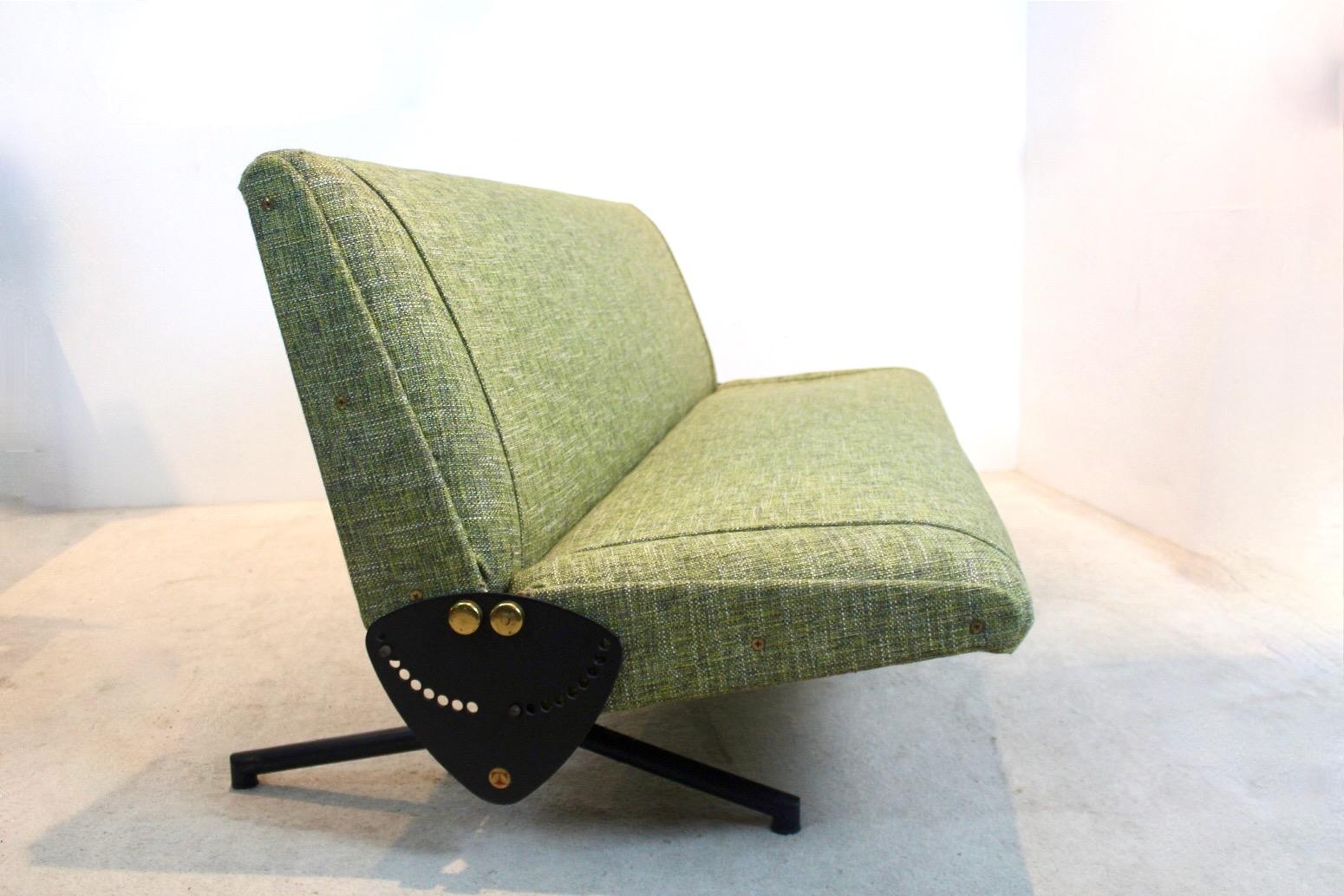 Sofá/Cama de día 'D70', diseñado por Osvaldo Borsani y fabricado por Tecno, Italia 1954. Este sofá D70 personalizable tiene dos alas pivotantes, un armazón metálico muy estable y una preciosa tapicería de tela verde oliva fresca. El mecanismo de