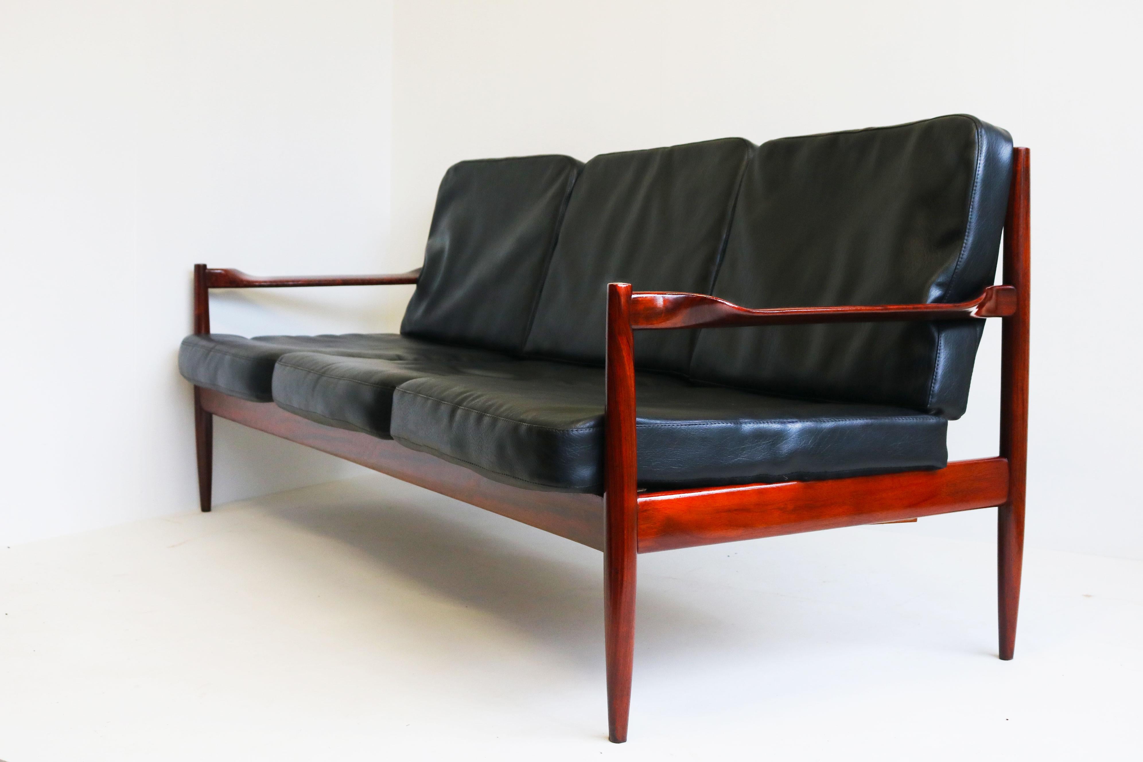 Exquis canapé 3 places Design/One danois par Grete Jalk en cuir noir et teck 1950 en vente 2