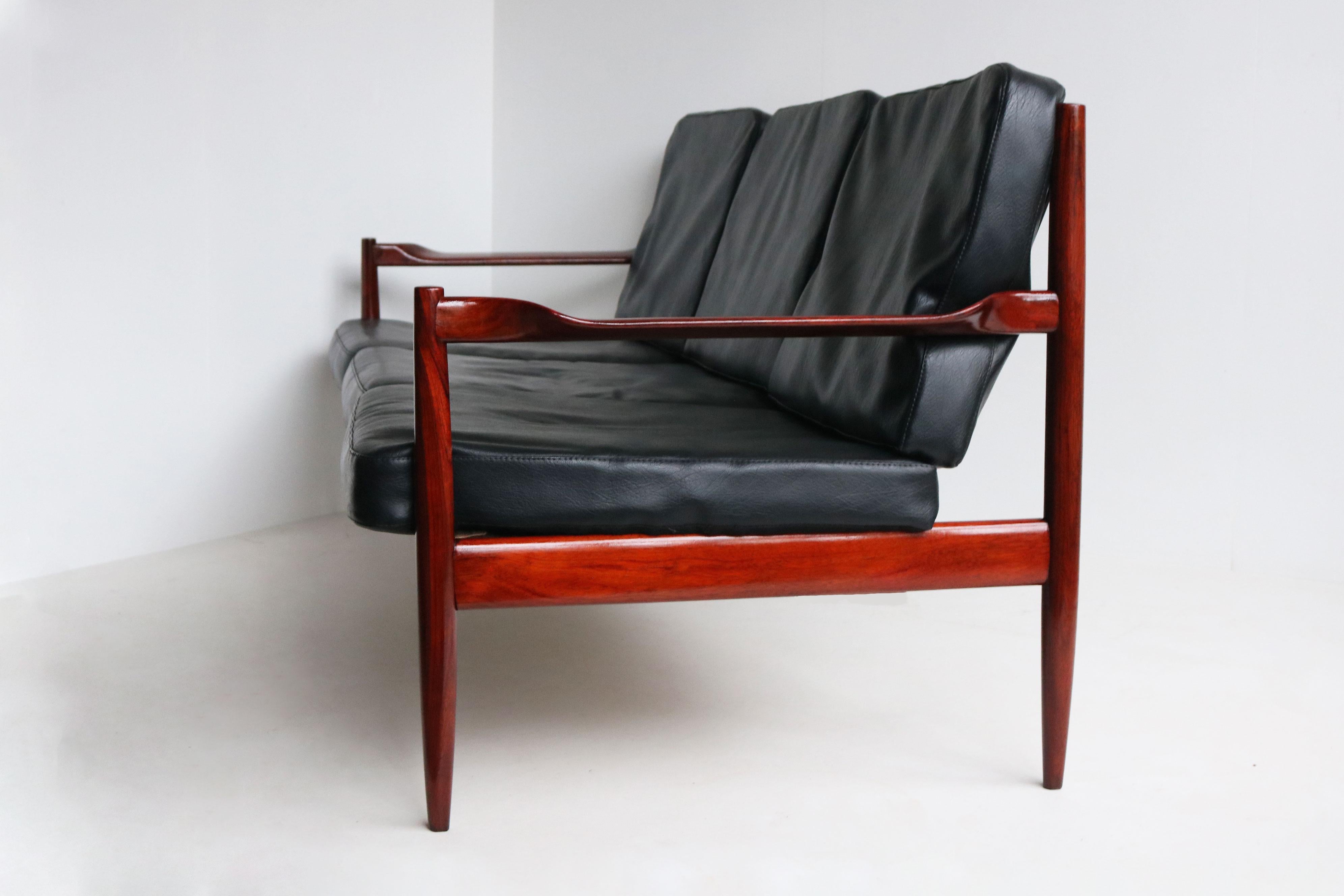 Exquis canapé 3 places Design/One danois par Grete Jalk en cuir noir et teck 1950 en vente 5