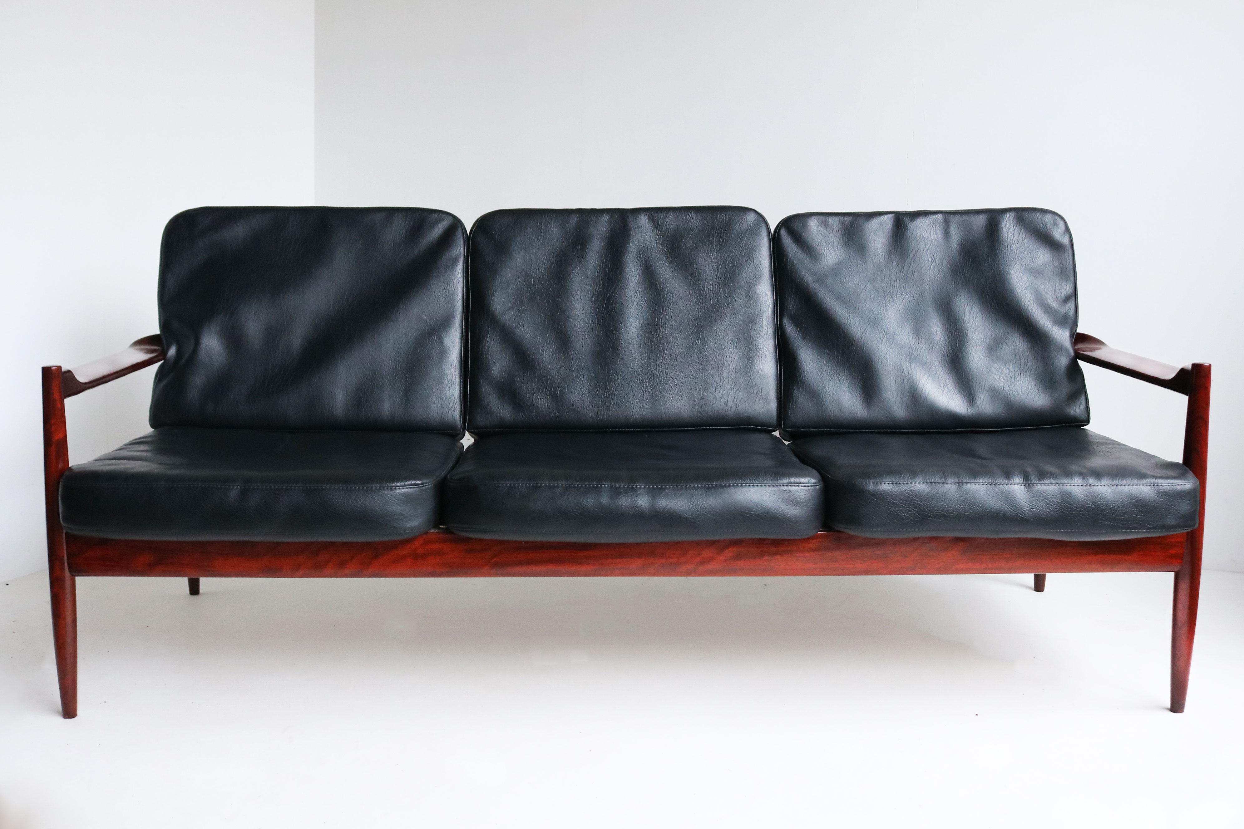 Mid-Century Modern Exquis canapé 3 places Design/One danois par Grete Jalk en cuir noir et teck 1950 en vente