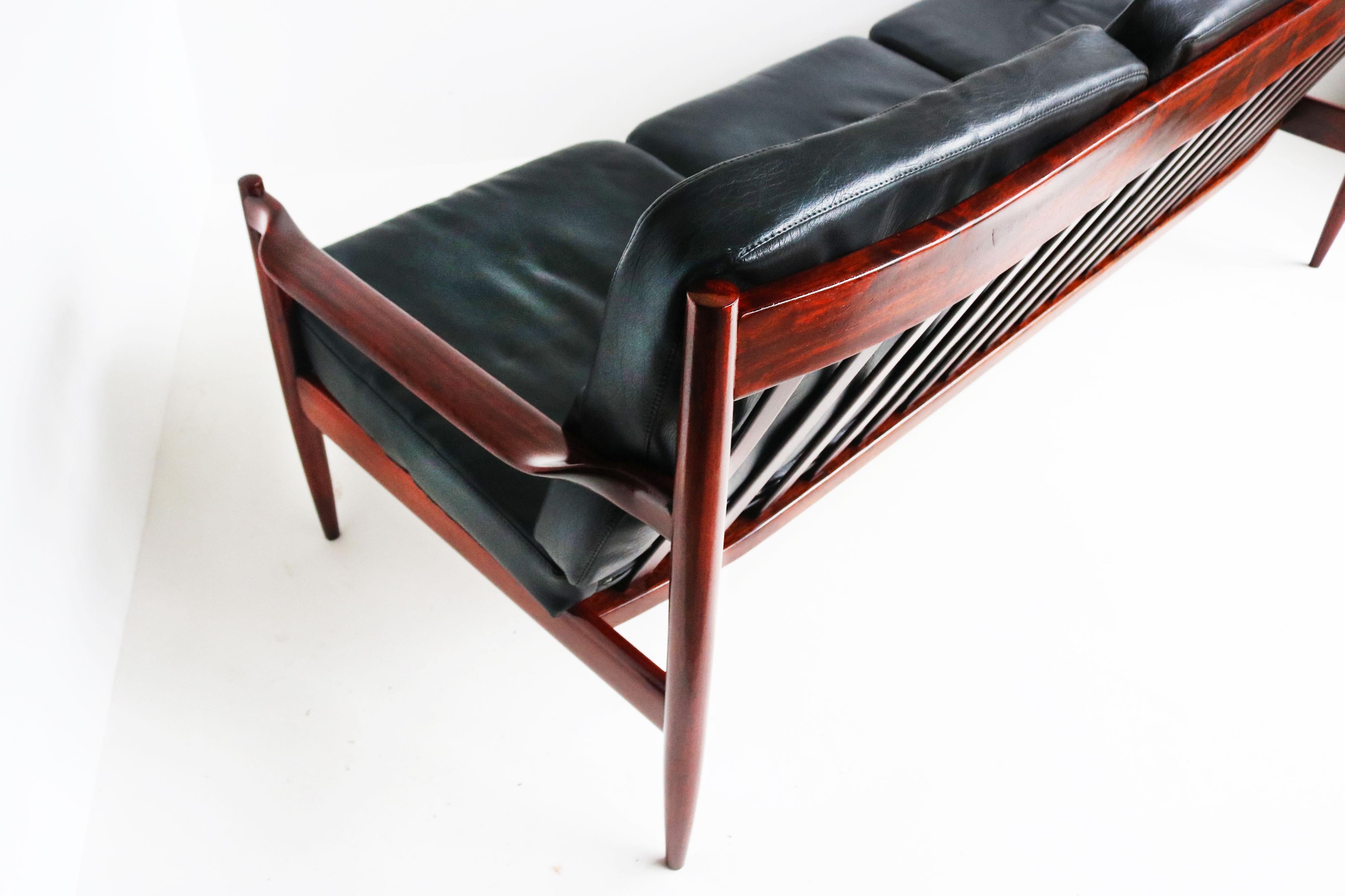 Fait main Exquis canapé 3 places Design/One danois par Grete Jalk en cuir noir et teck 1950 en vente