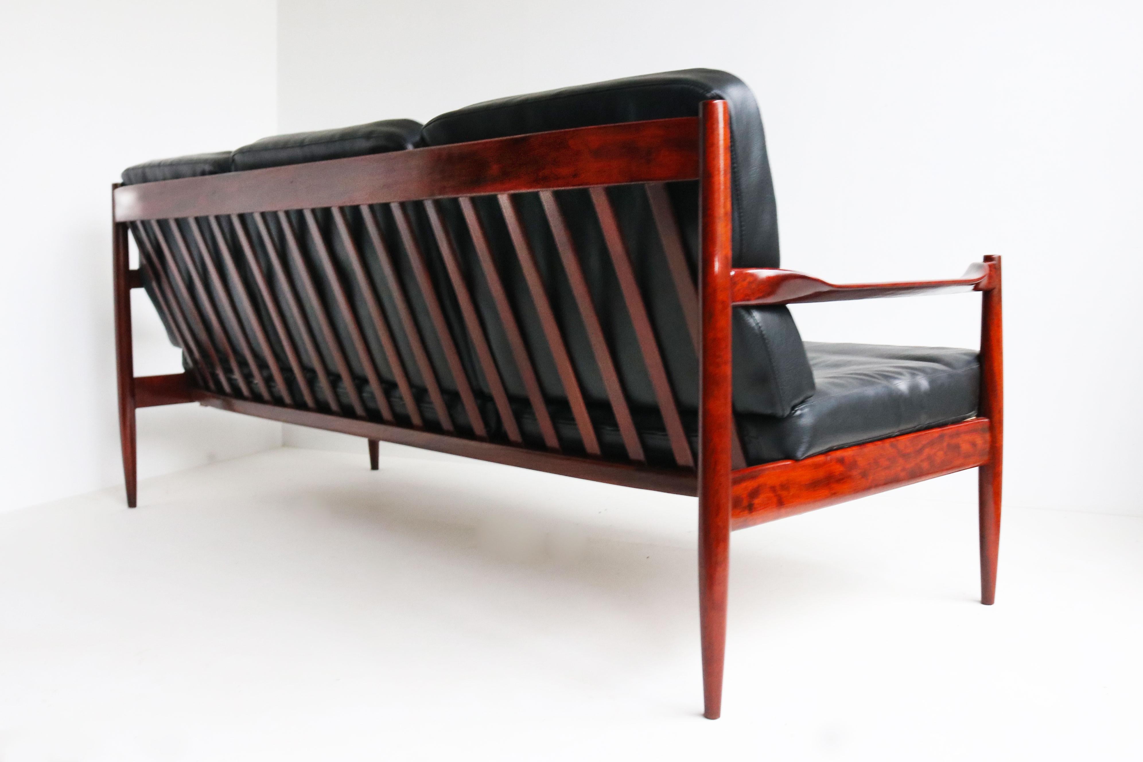 Milieu du XXe siècle Exquis canapé 3 places Design/One danois par Grete Jalk en cuir noir et teck 1950 en vente