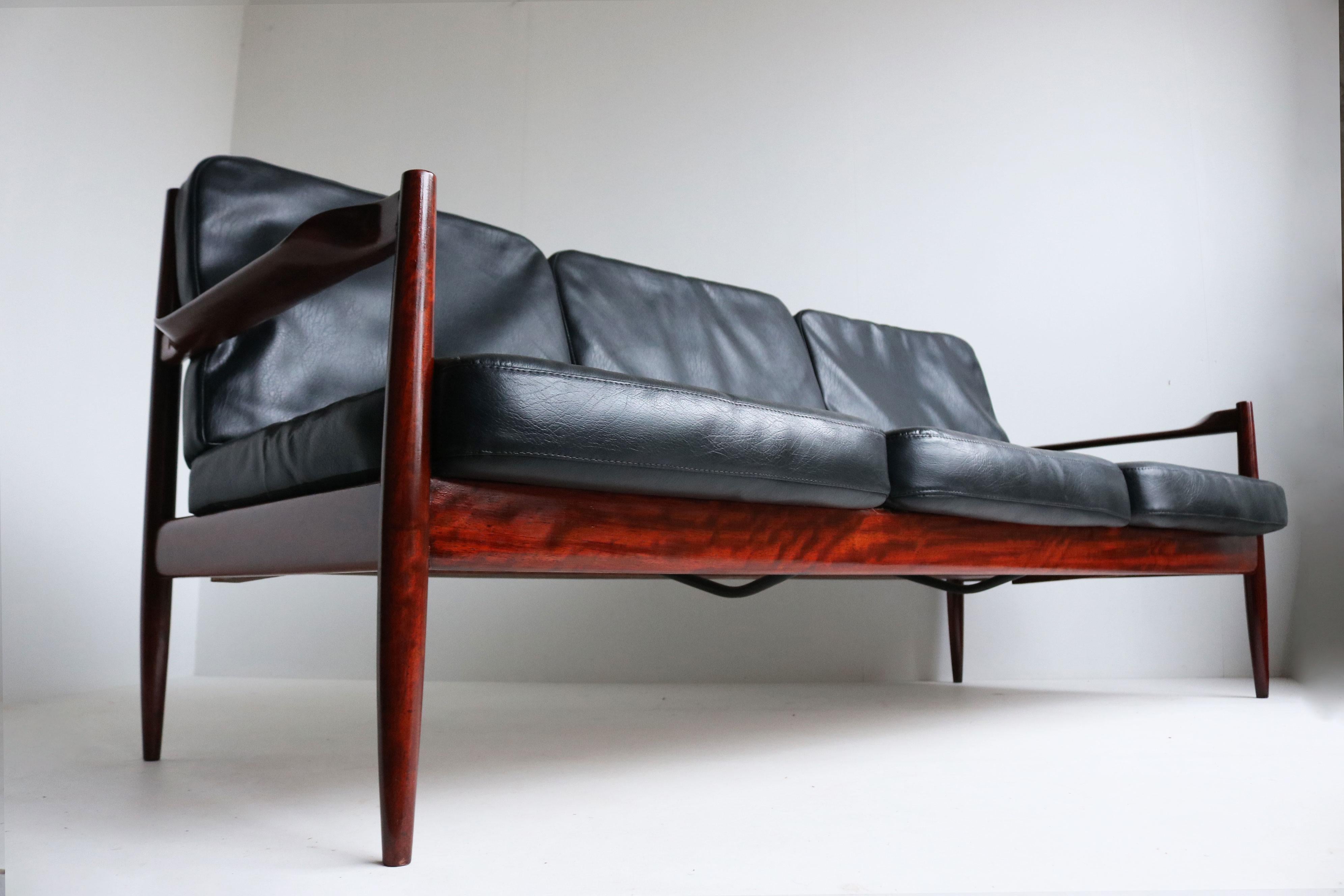 Exquis canapé 3 places Design/One danois par Grete Jalk en cuir noir et teck 1950 en vente 1