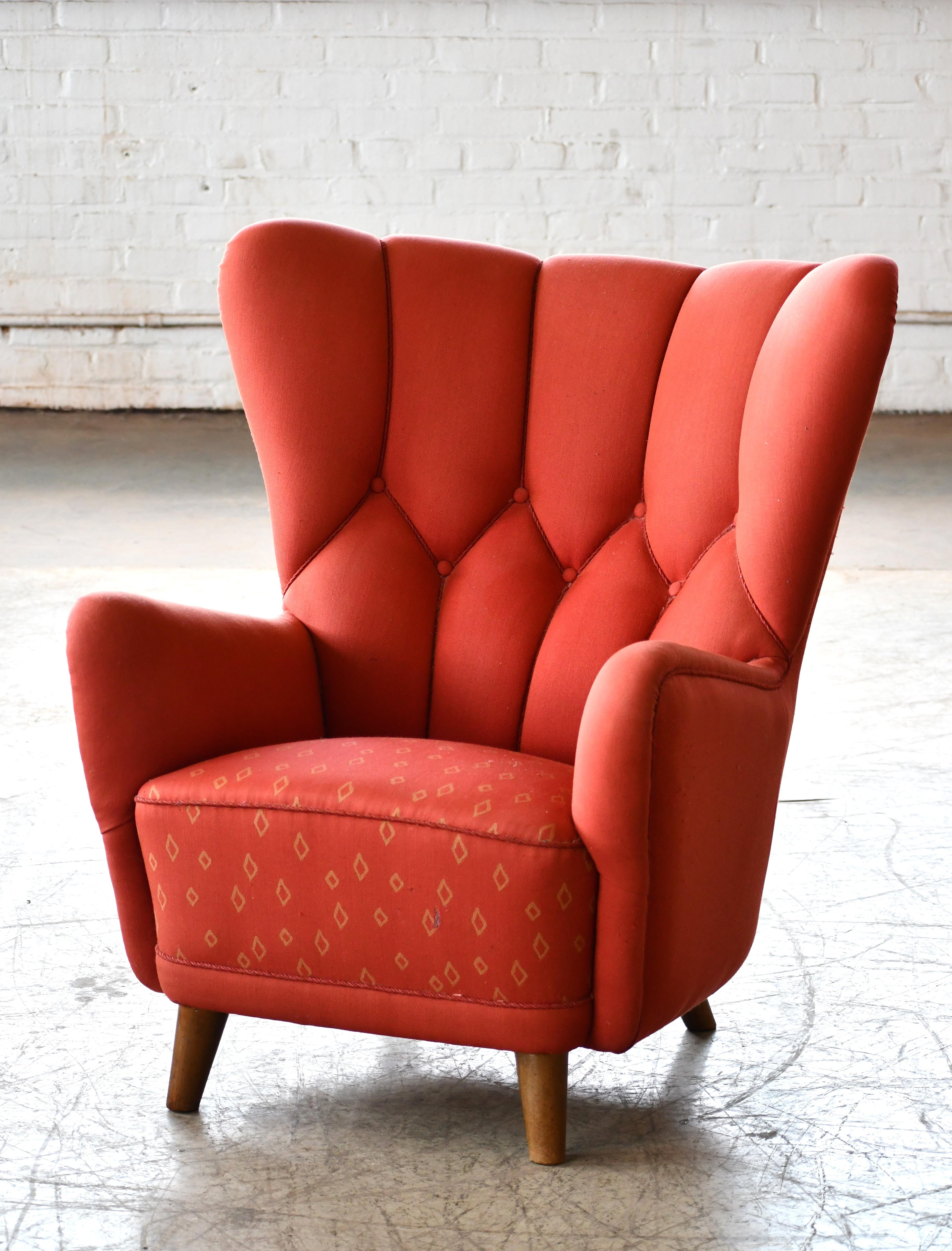 Superscharfer Lounge-Sessel mit hoher Rückenlehne aus den 1940er Jahren. Der Hersteller und Designer ist uns nicht bekannt, aber er weist Stilelemente von Georg Kofoed und Mogens Lassen auf, vor allem die Haltung und die Form der Armlehne. Das
