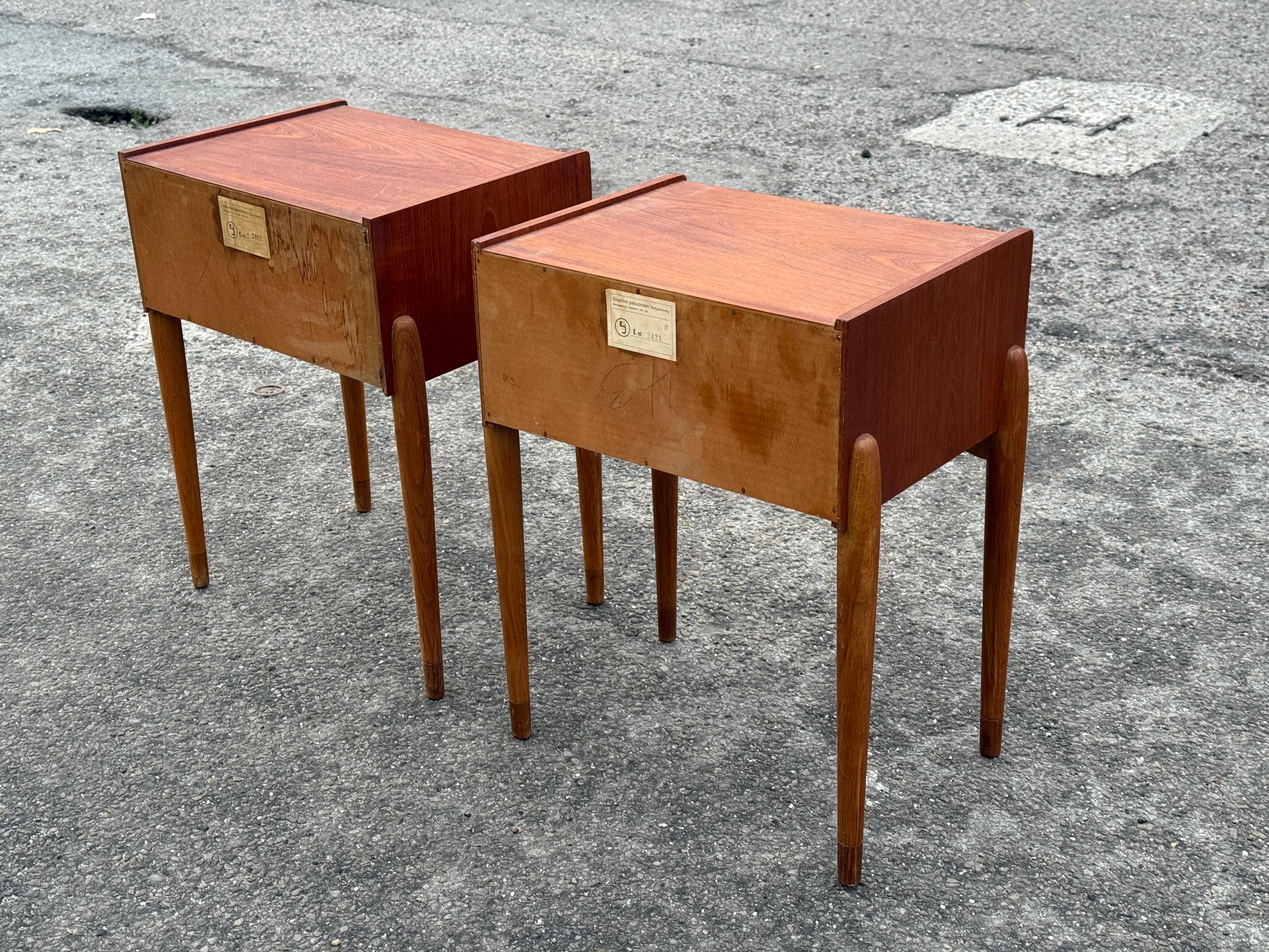 Exquise table de nuit danoise en teck avec pieds en Oak des années 1960 en vente 3
