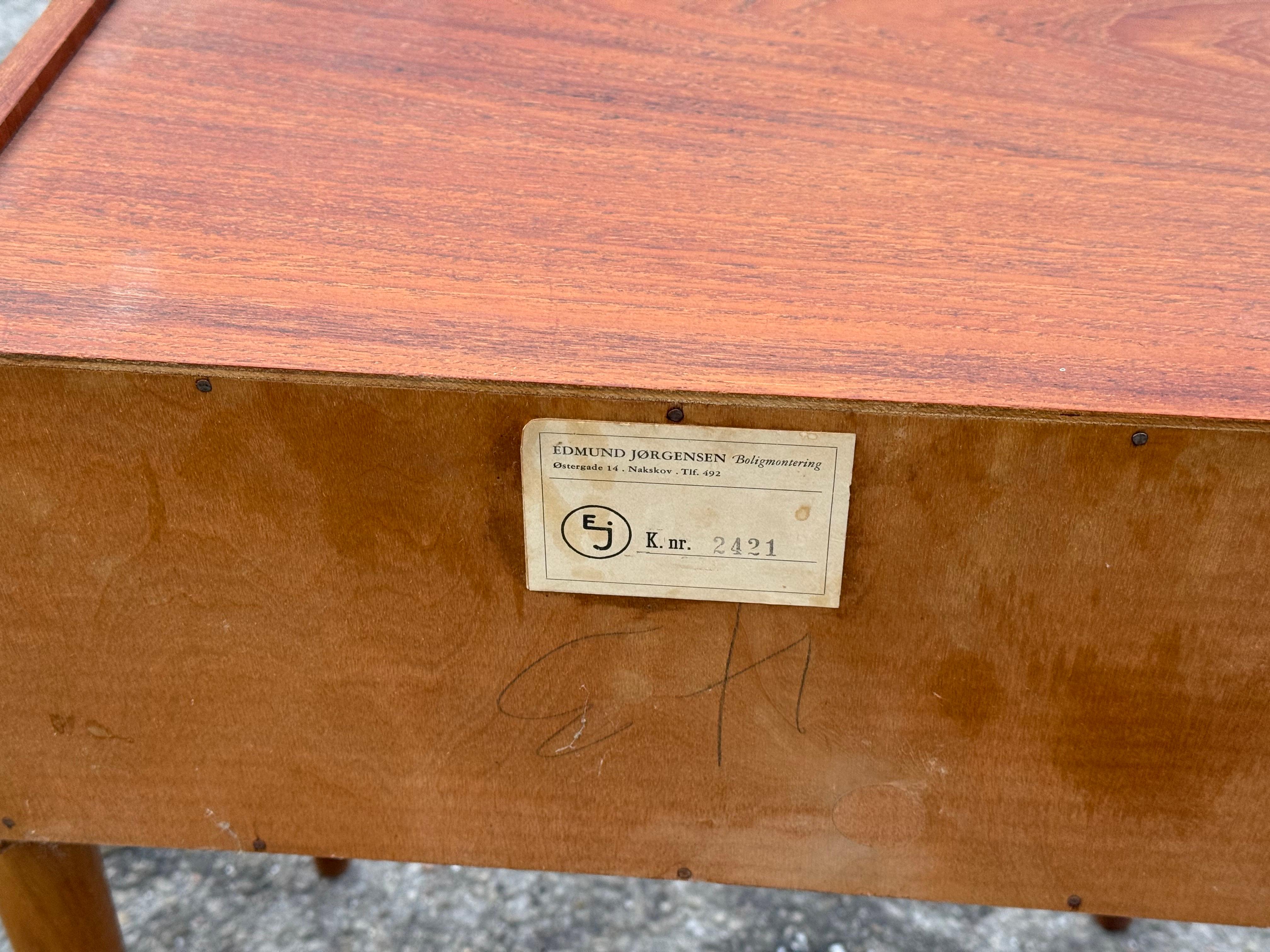 Exquise table de nuit danoise en teck avec pieds en Oak des années 1960 en vente 4