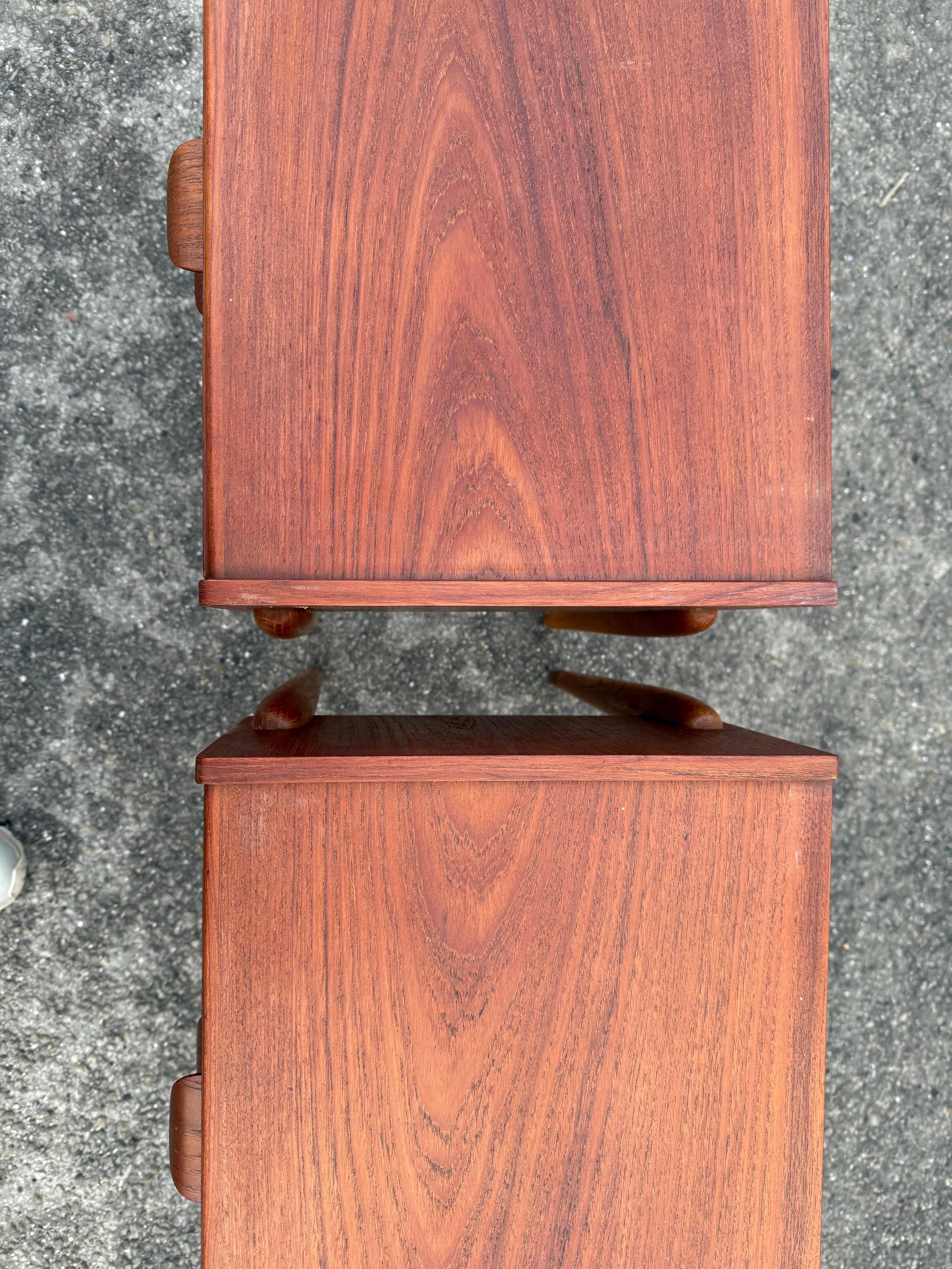 Exquise table de nuit danoise en teck avec pieds en Oak des années 1960 en vente 5