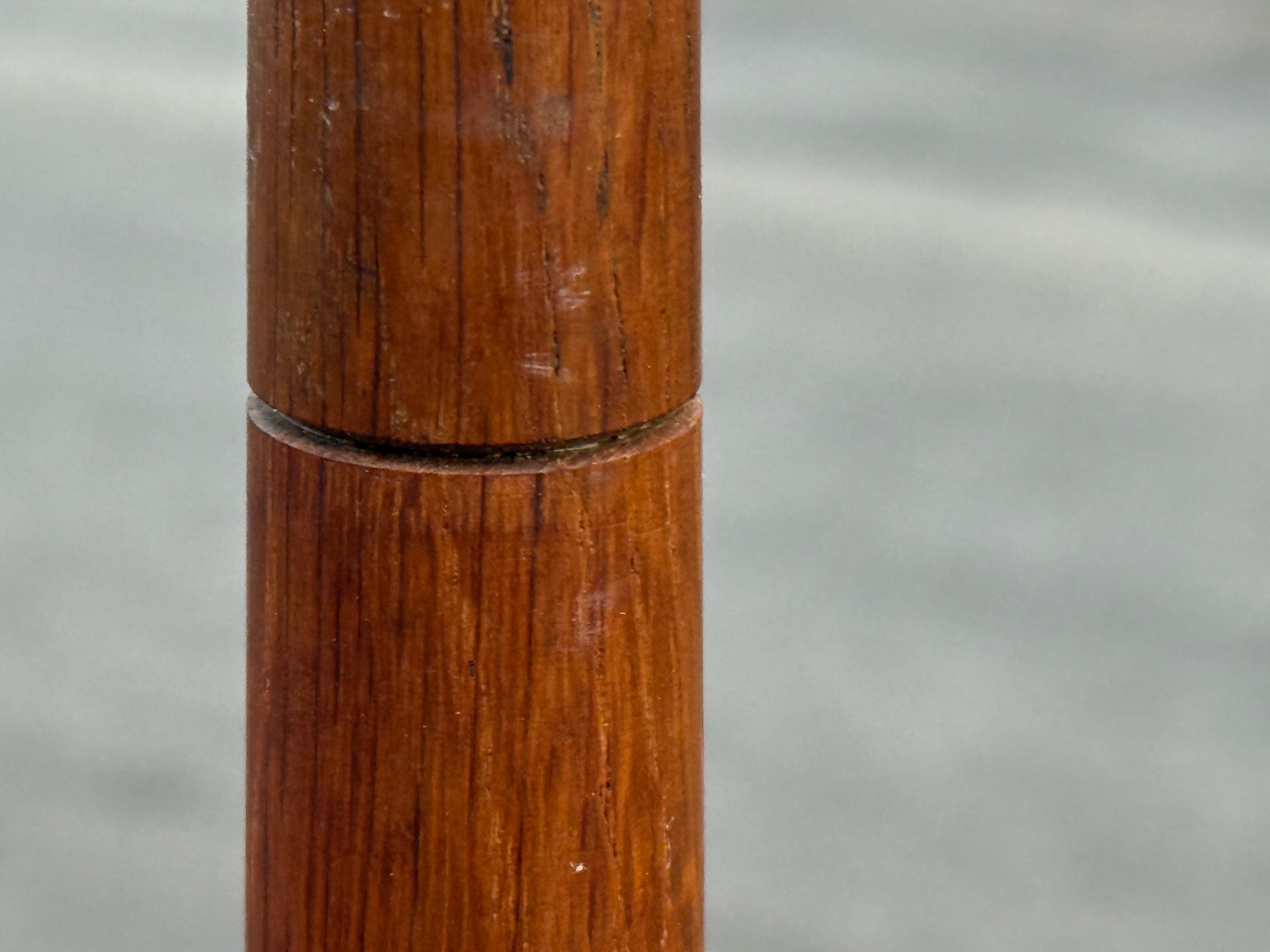 Exquise table de nuit danoise en teck avec pieds en Oak des années 1960 en vente 6