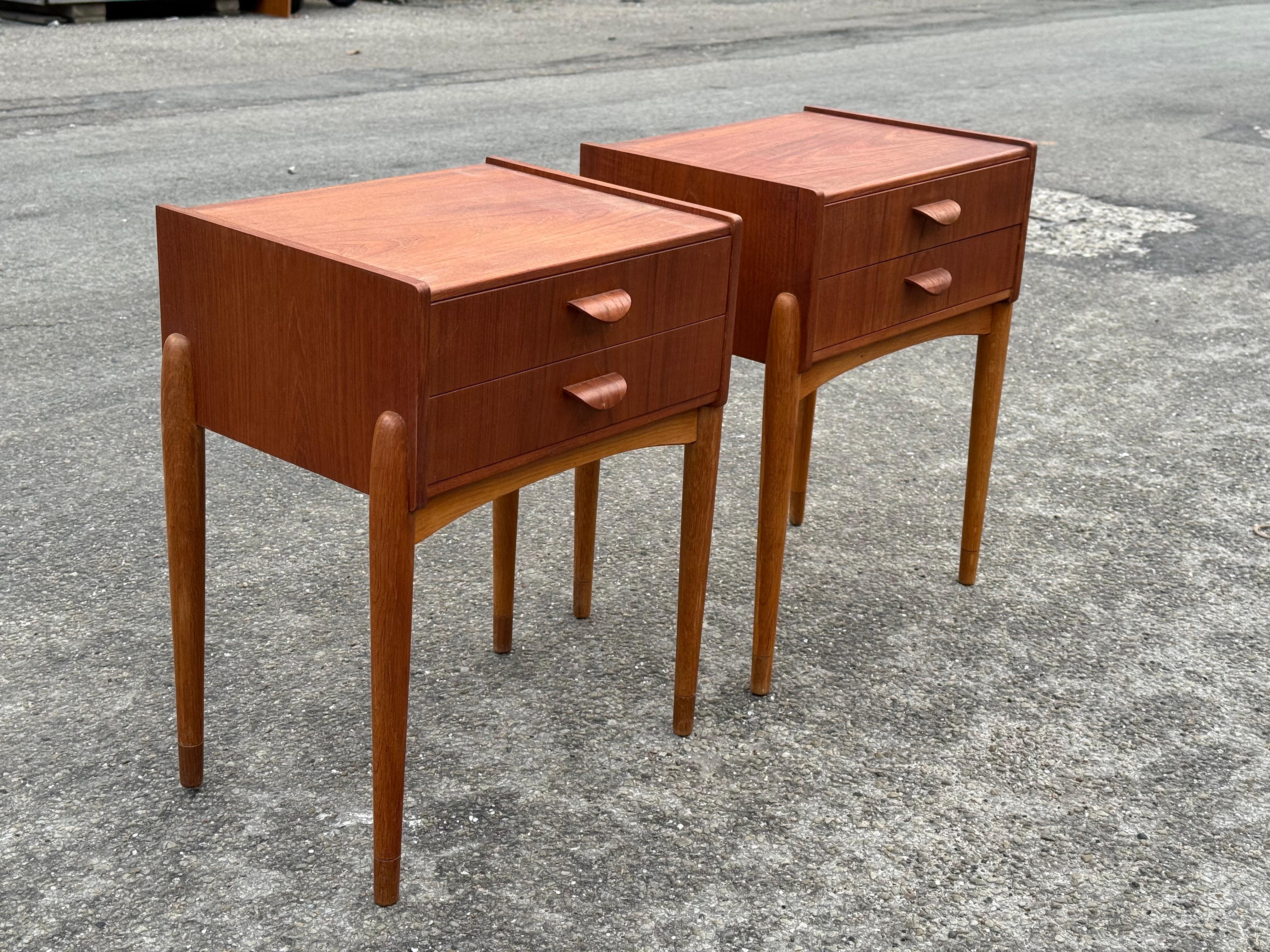 Rare paire de belles tables de nuit danoises des années 1960 en teck avec des pieds en chêne produites par Edmund Jørgensen.  . 