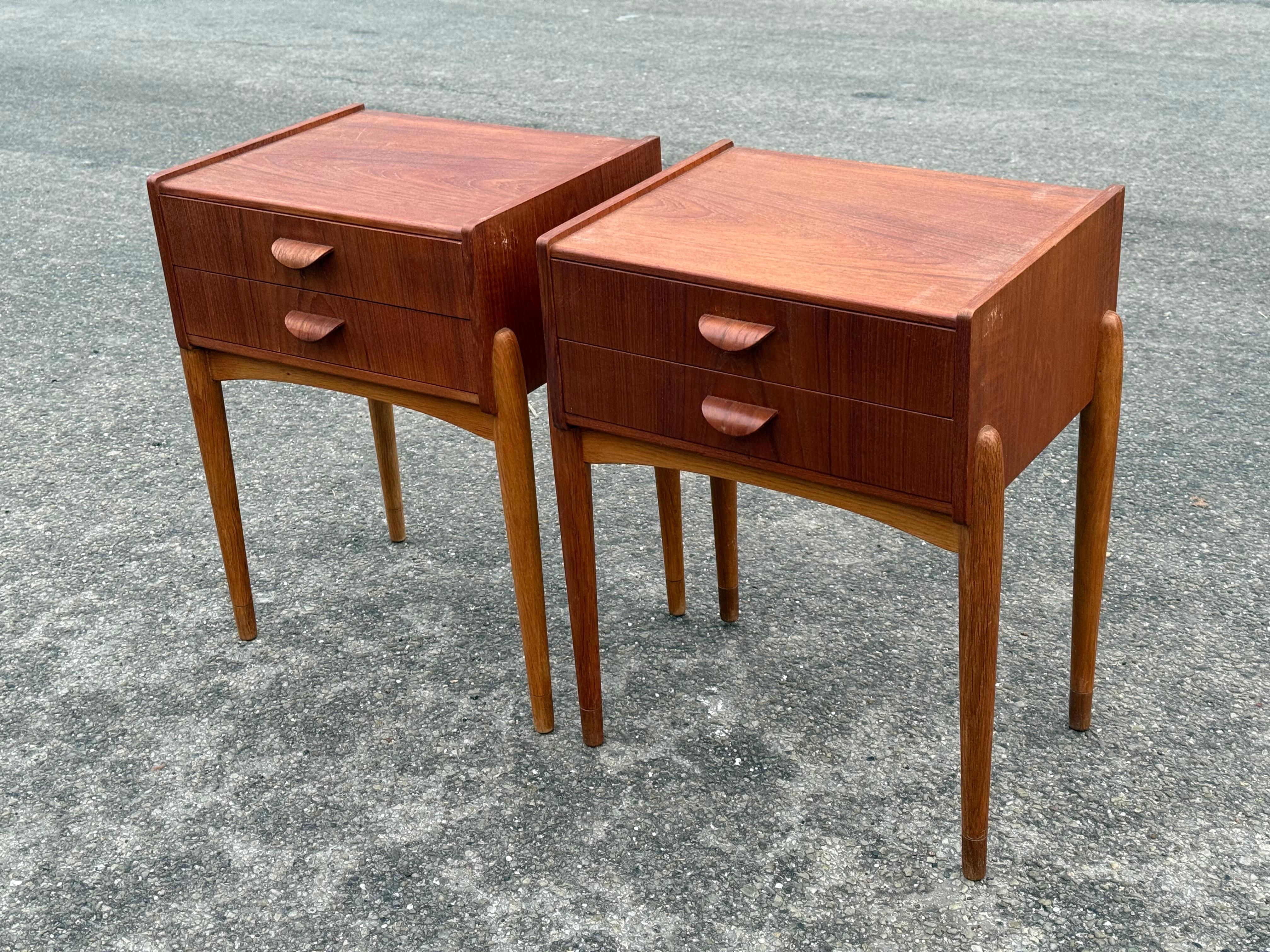 Danois Exquise table de nuit danoise en teck avec pieds en Oak des années 1960 en vente