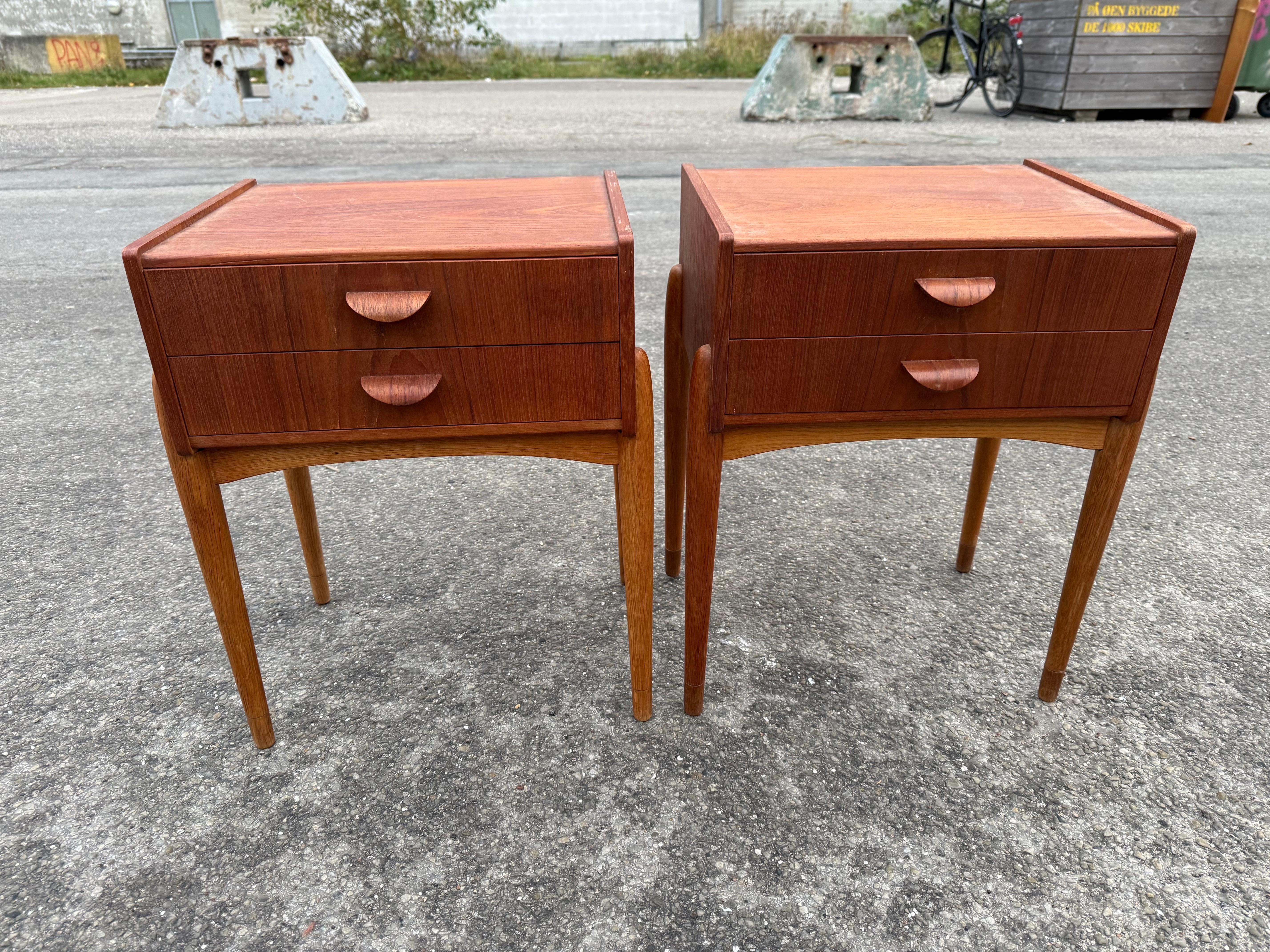 Exquise table de nuit danoise en teck avec pieds en Oak des années 1960 Bon état - En vente à Copenhagen, DK