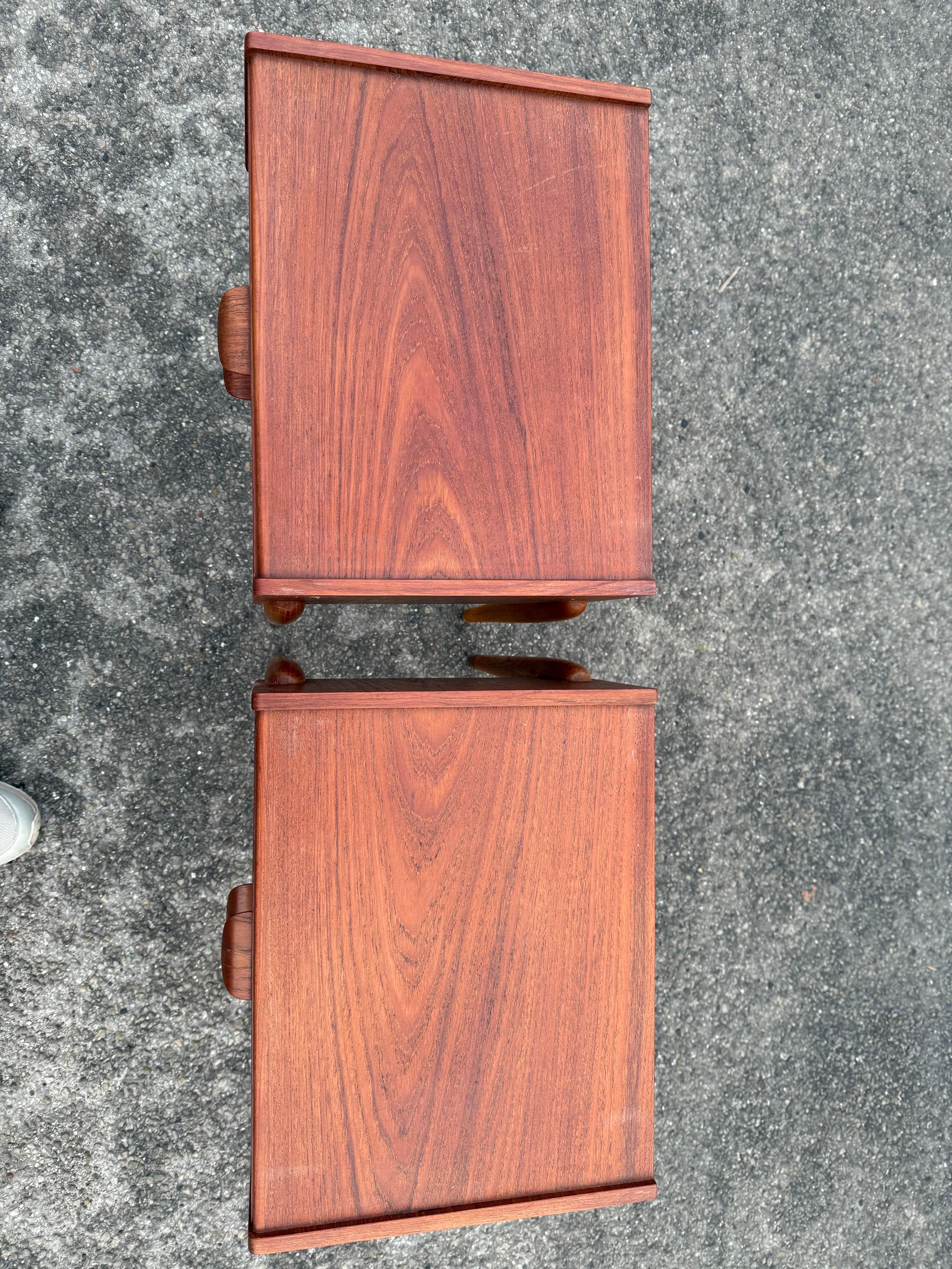 Milieu du XXe siècle Exquise table de nuit danoise en teck avec pieds en Oak des années 1960 en vente