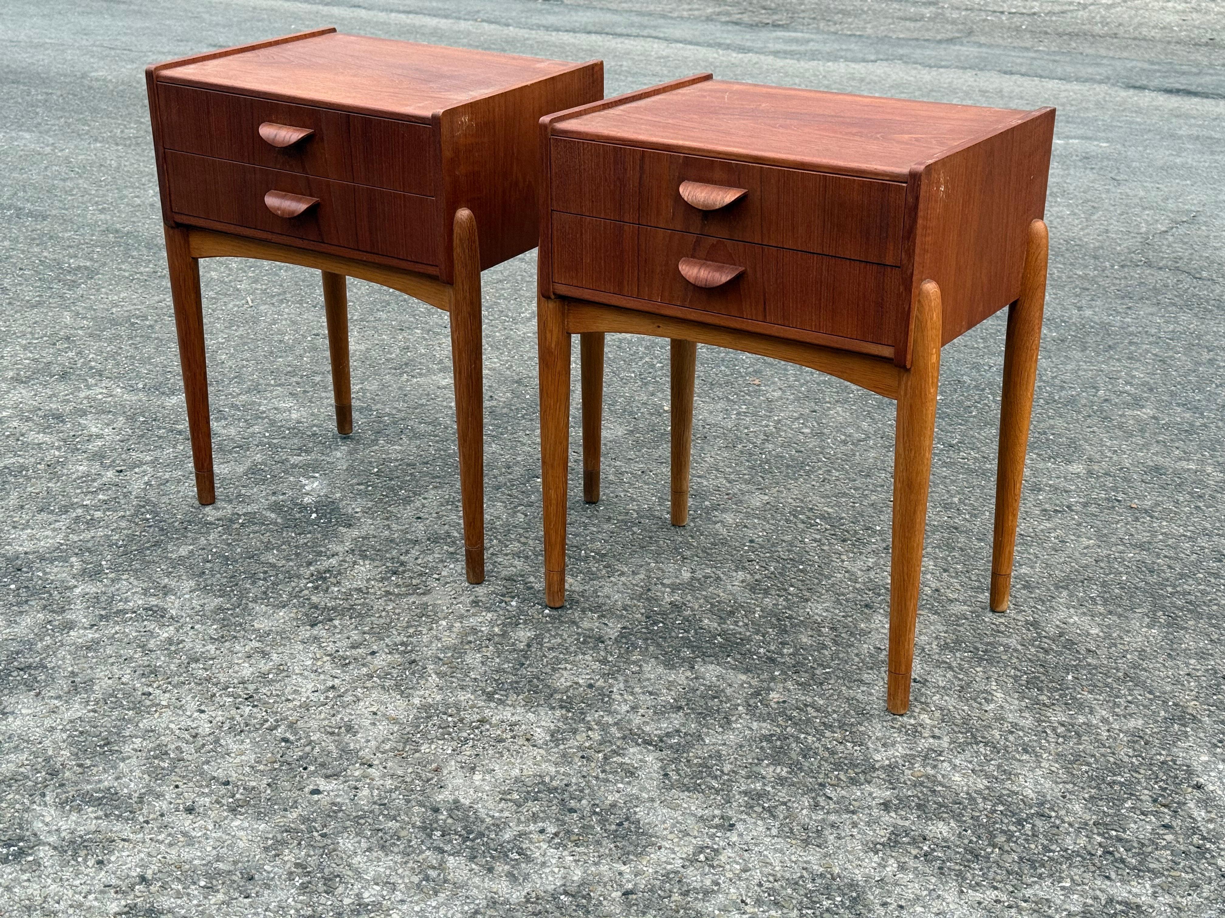 Teck Exquise table de nuit danoise en teck avec pieds en Oak des années 1960 en vente