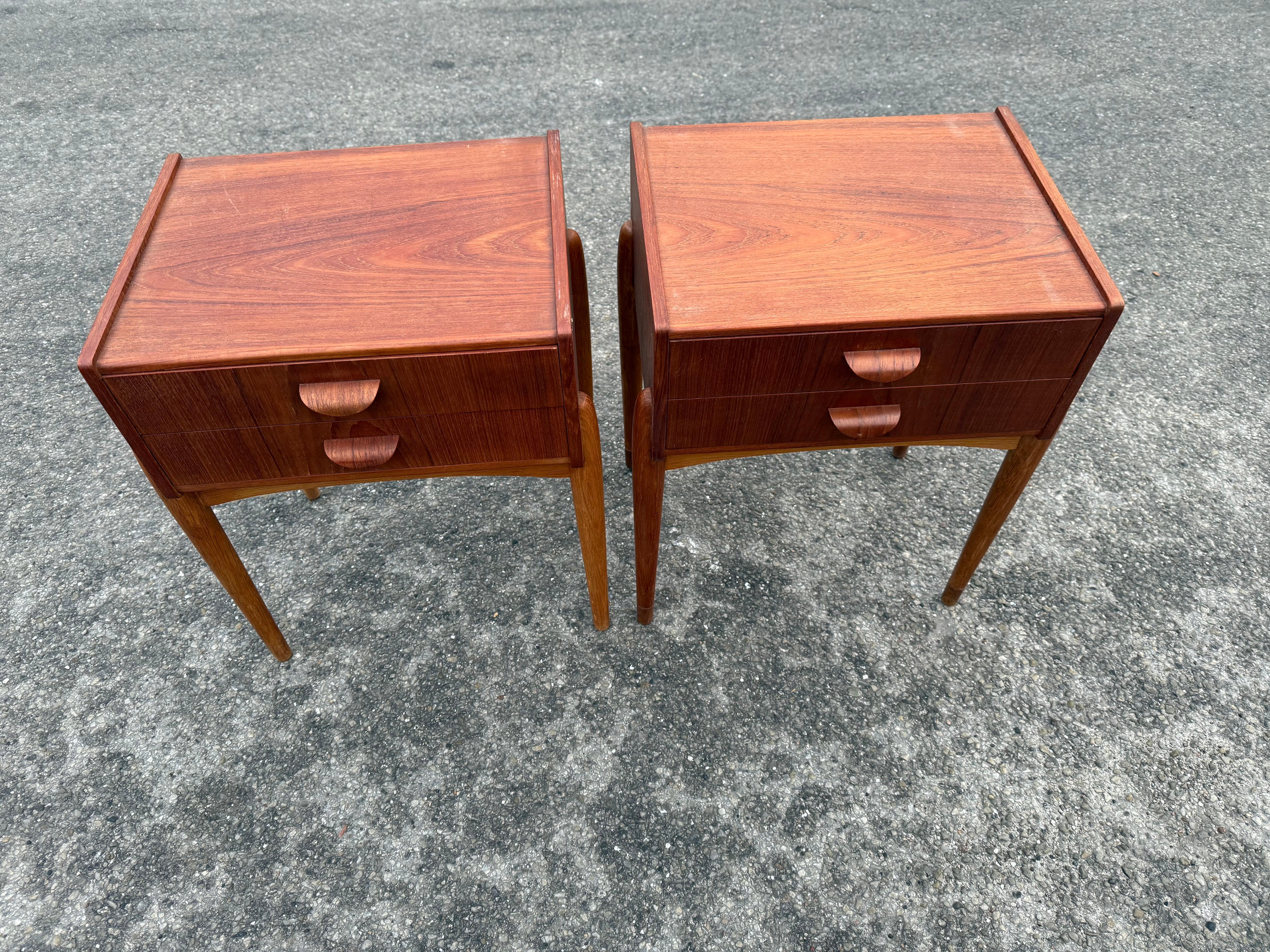 Exquise table de nuit danoise en teck avec pieds en Oak des années 1960 en vente 1