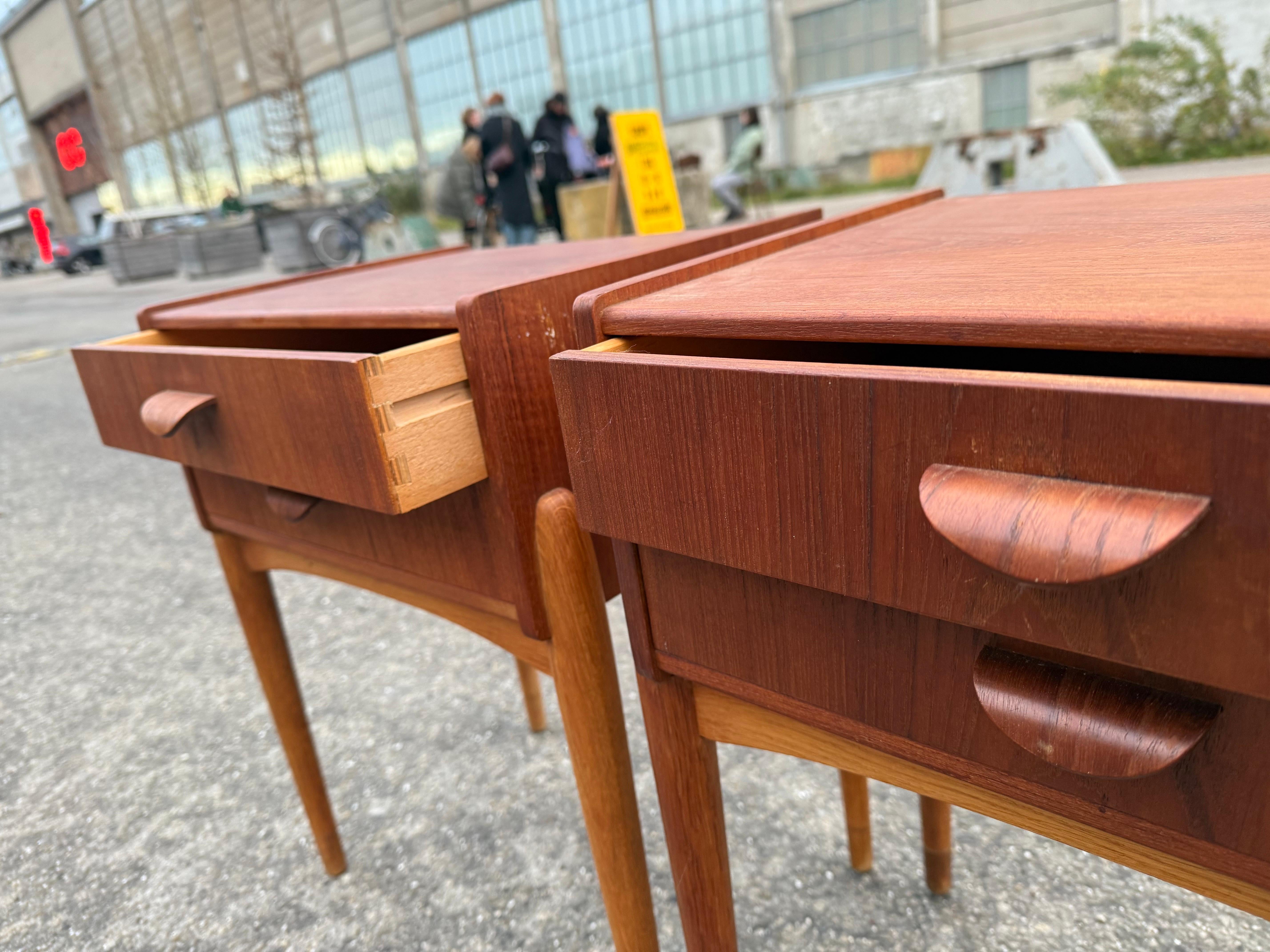 Exquise table de nuit danoise en teck avec pieds en Oak des années 1960 en vente 2