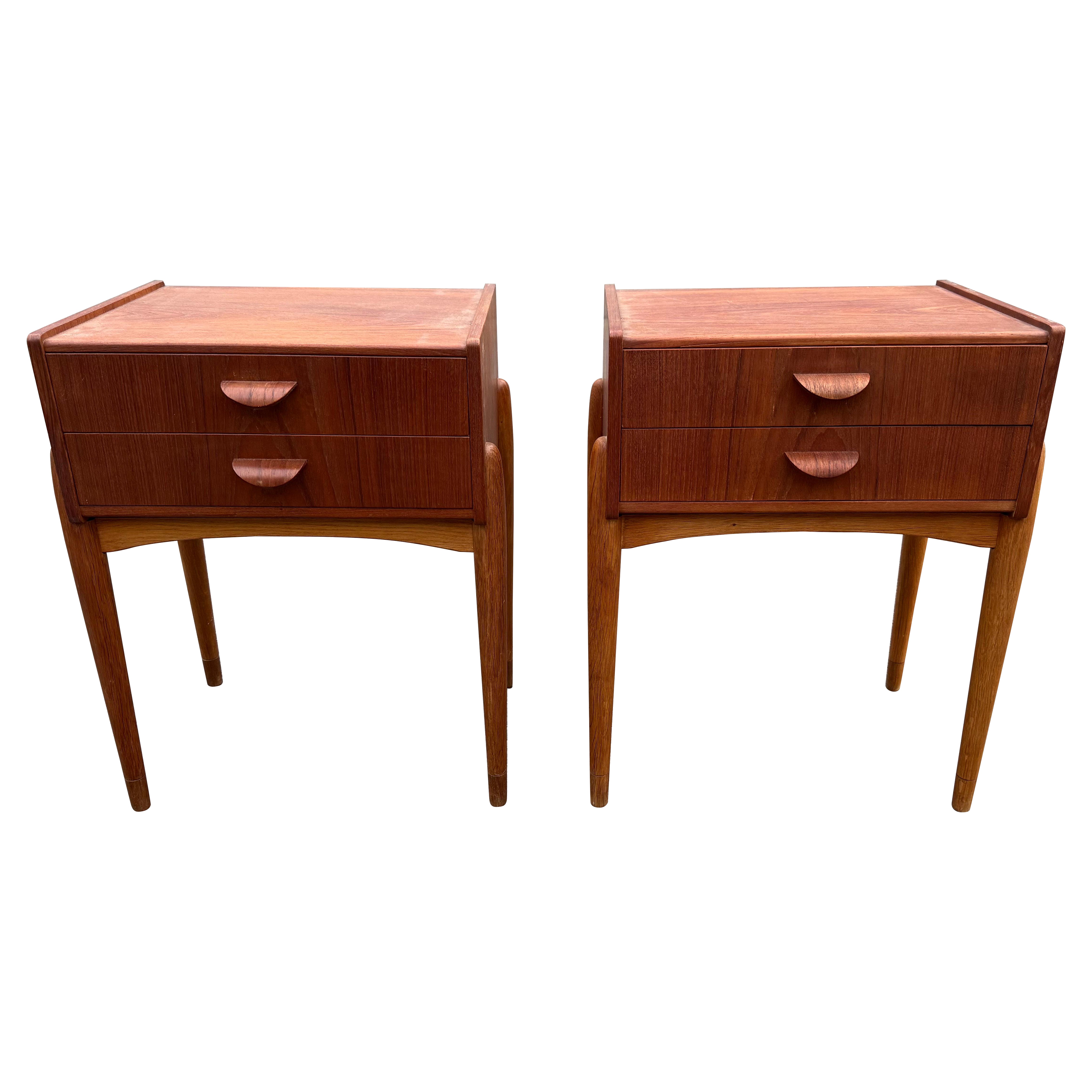 Exquise table de nuit danoise en teck avec pieds en Oak des années 1960