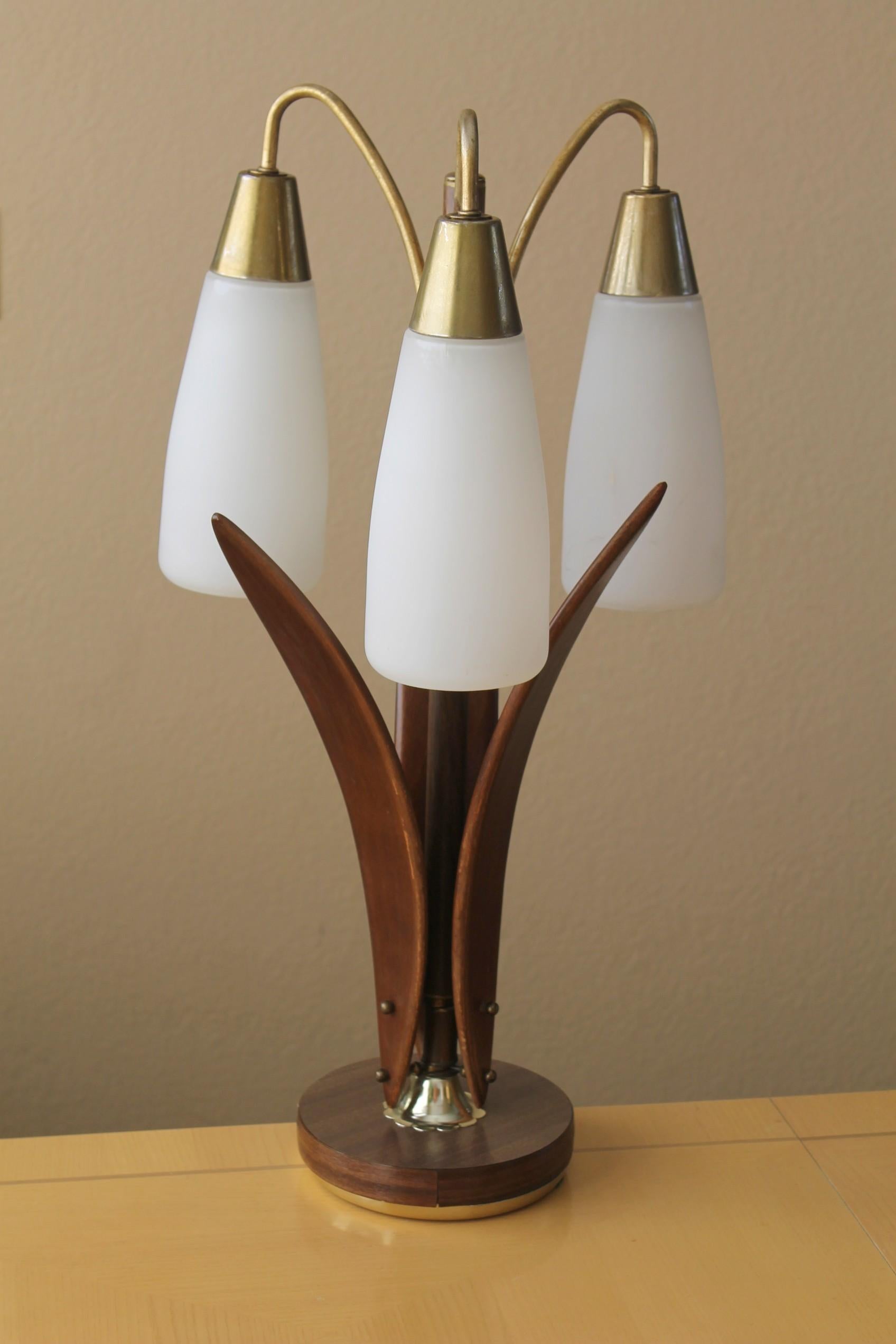 Gorgeous!

DANISH MODERN
3 SHADE GLASS and WALNUT TABLE LAMP


In the Manner of Modeline Lamp Co.

This lamp is a striking example of the best of Mid Century Modern Danish Modern design!  Great design elements provide a sleek, svelte table lamp that