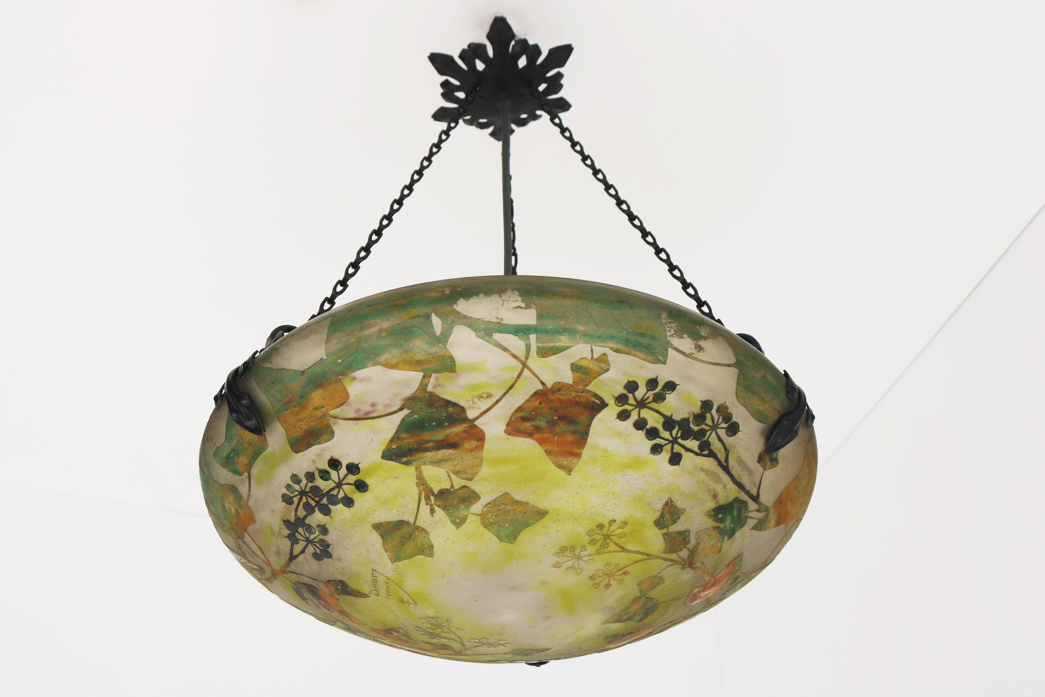 Daum Nancy Großer Kronleuchter aus säuregeätztem Glas mit der seltenen Szene ''Efeubeeren''
Frankreich 1905-1910

Dieser große Kronleuchter ist ein bemerkenswertes und bedeutendes Beispiel für das Beleuchtungsdesign von Daum Nancy im Jugendstil und