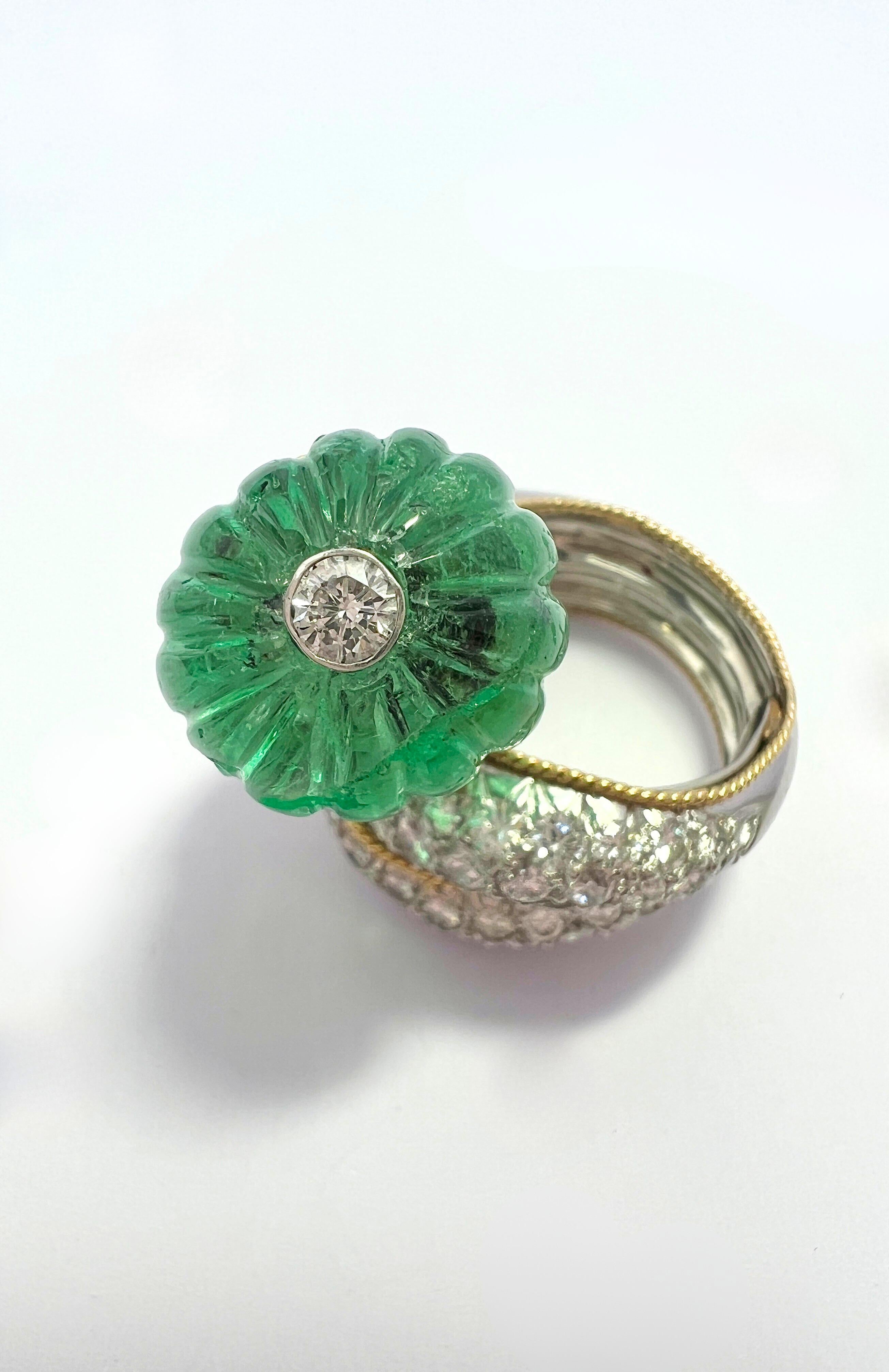 Ball Cut Exquisite David Webb Emerald and Diamond Gold Platinum Ring For Sale
