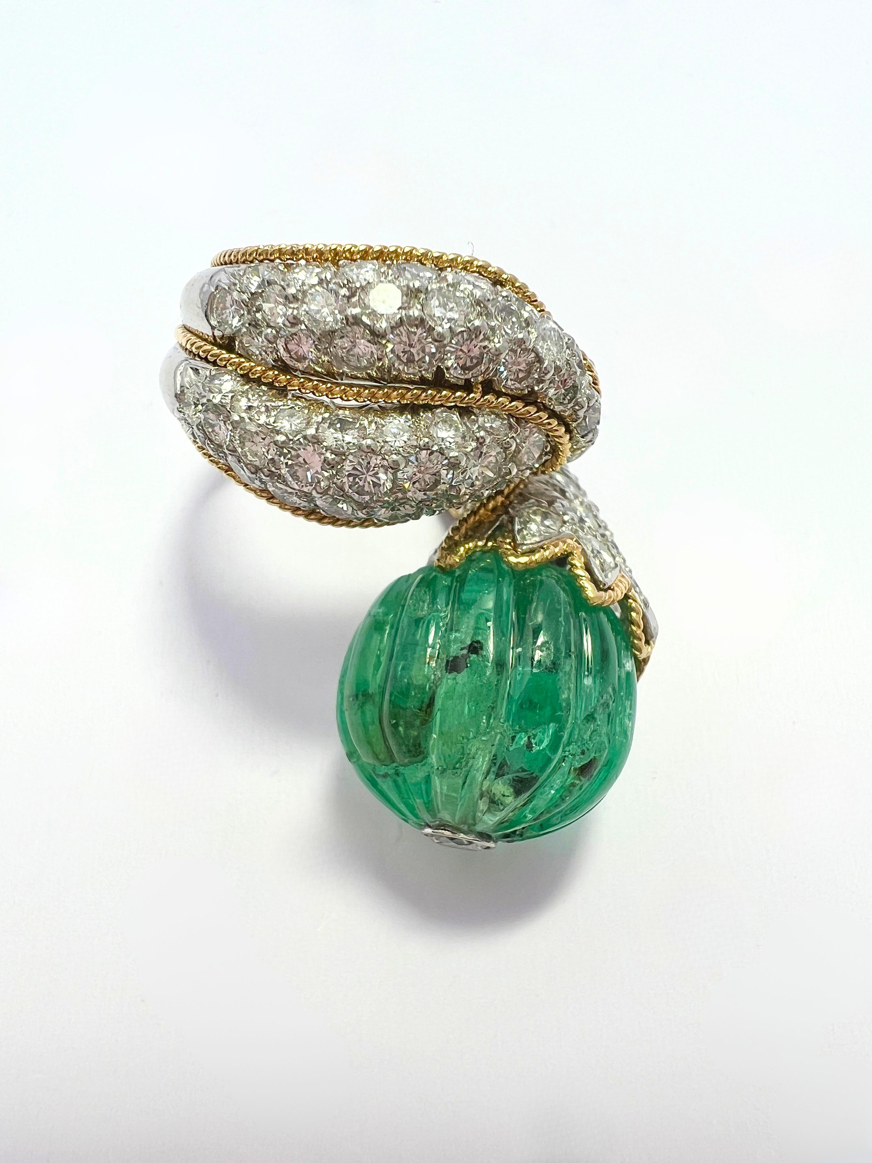 Women's Exquisite David Webb Emerald and Diamond Gold Platinum Ring For Sale