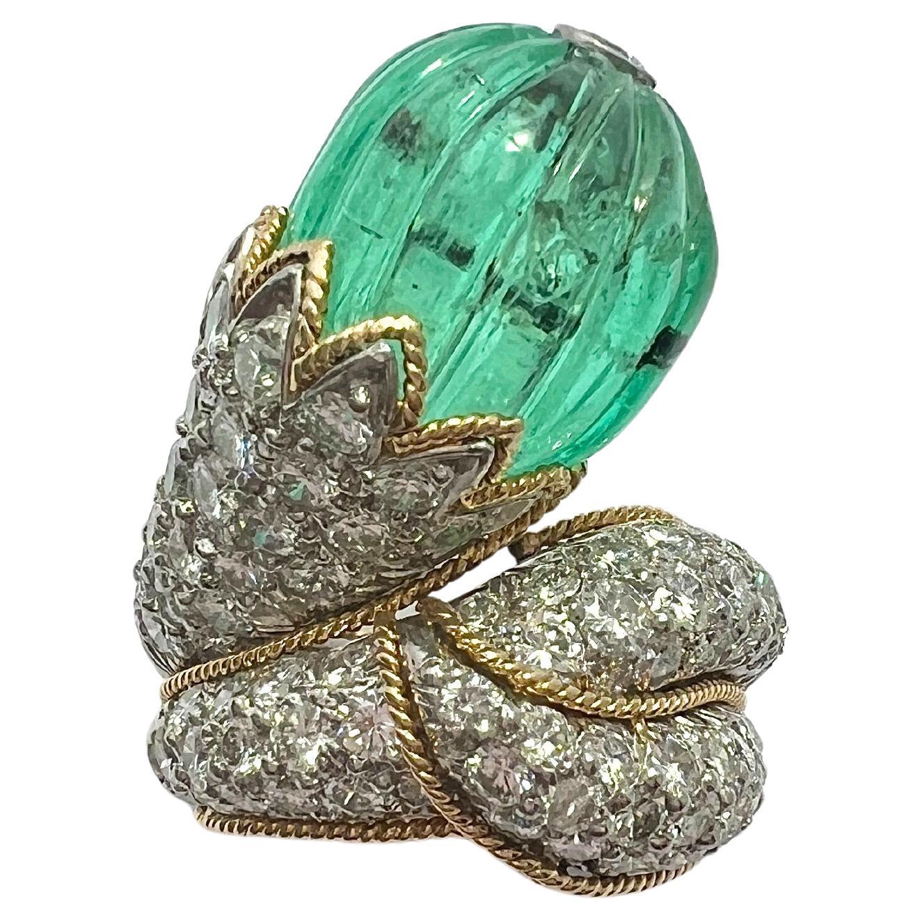 Exquisite David Webb Emerald and Diamond Gold Platinum Ring For Sale