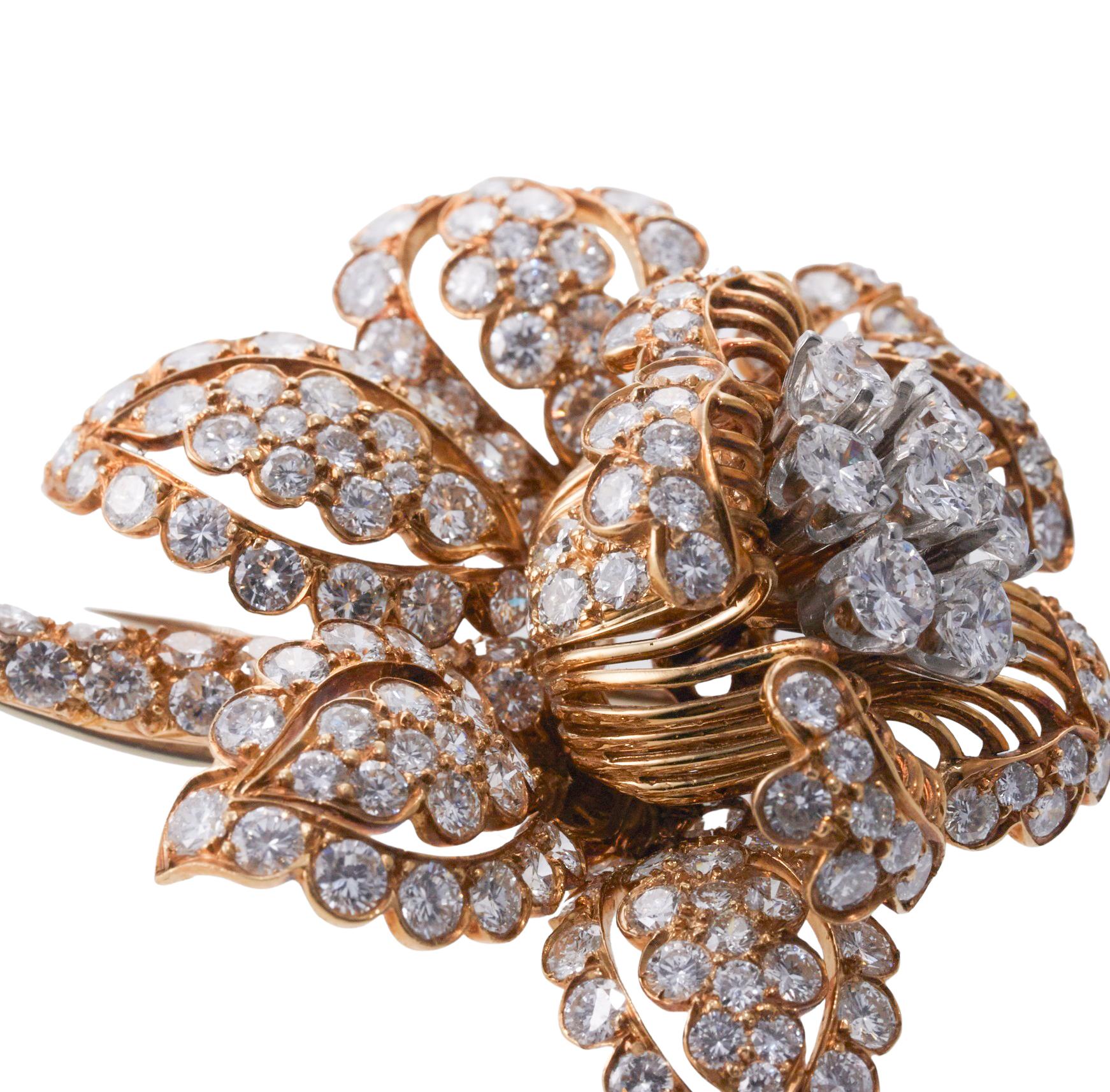 Exquisite David Webb Gold Diamond Flower Brooch In Excellent Condition For Sale In New York, NY