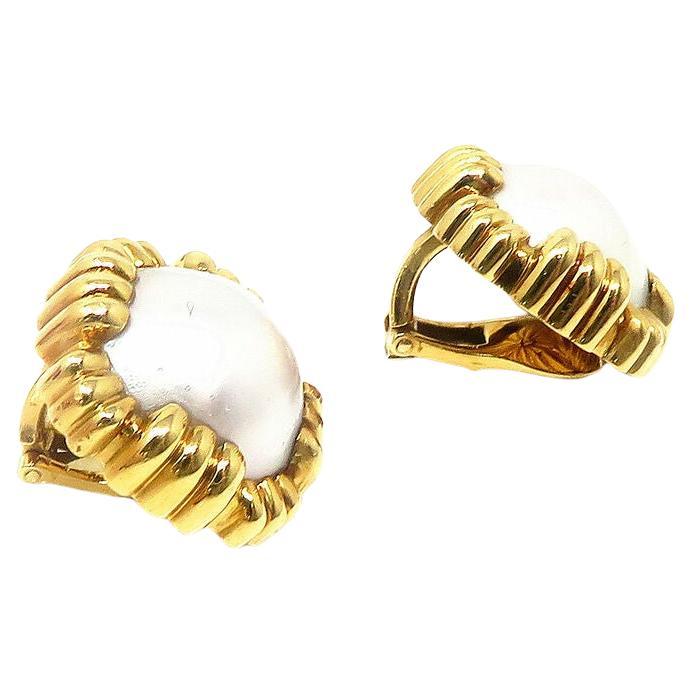 Contemporaneo Squisiti orecchini con perle in oro 18k di David Webb in vendita