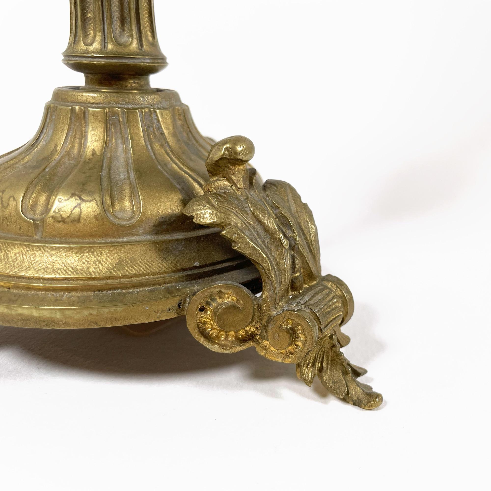 This stunning decorative piece from the 1960s combines the elegance of hand-cut crystal with the timeless beauty of gilded bronze. Standing at an impressive 35 cm in height, the intricate craftsmanship of the engraved and cut crystal captures the