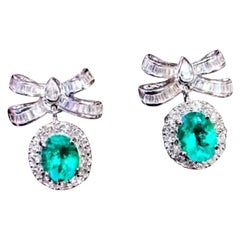 Exquisite Design with 6, 65 Carats of Emeralds and Diamonds