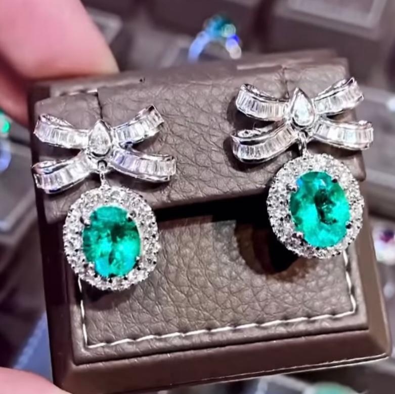 De las mujeres Exquisito Diseño con 6,65 Quilates de Esmeraldas y Diamantes en venta
