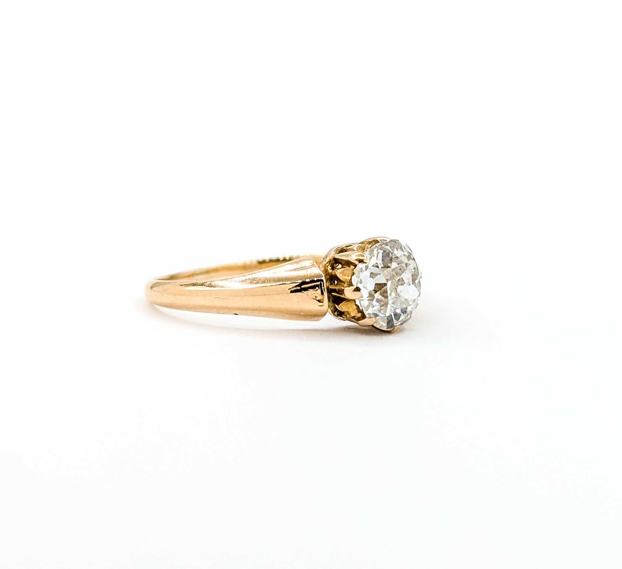 Exquisito anillo vintage de oro de 18 quilates con diamantes

Te presentamos este exquisito anillo vintage, elaborado con la máxima atención al detalle en lujoso oro de 18 quilates. Este anillo de compromiso exhibe un único diamante brillante de