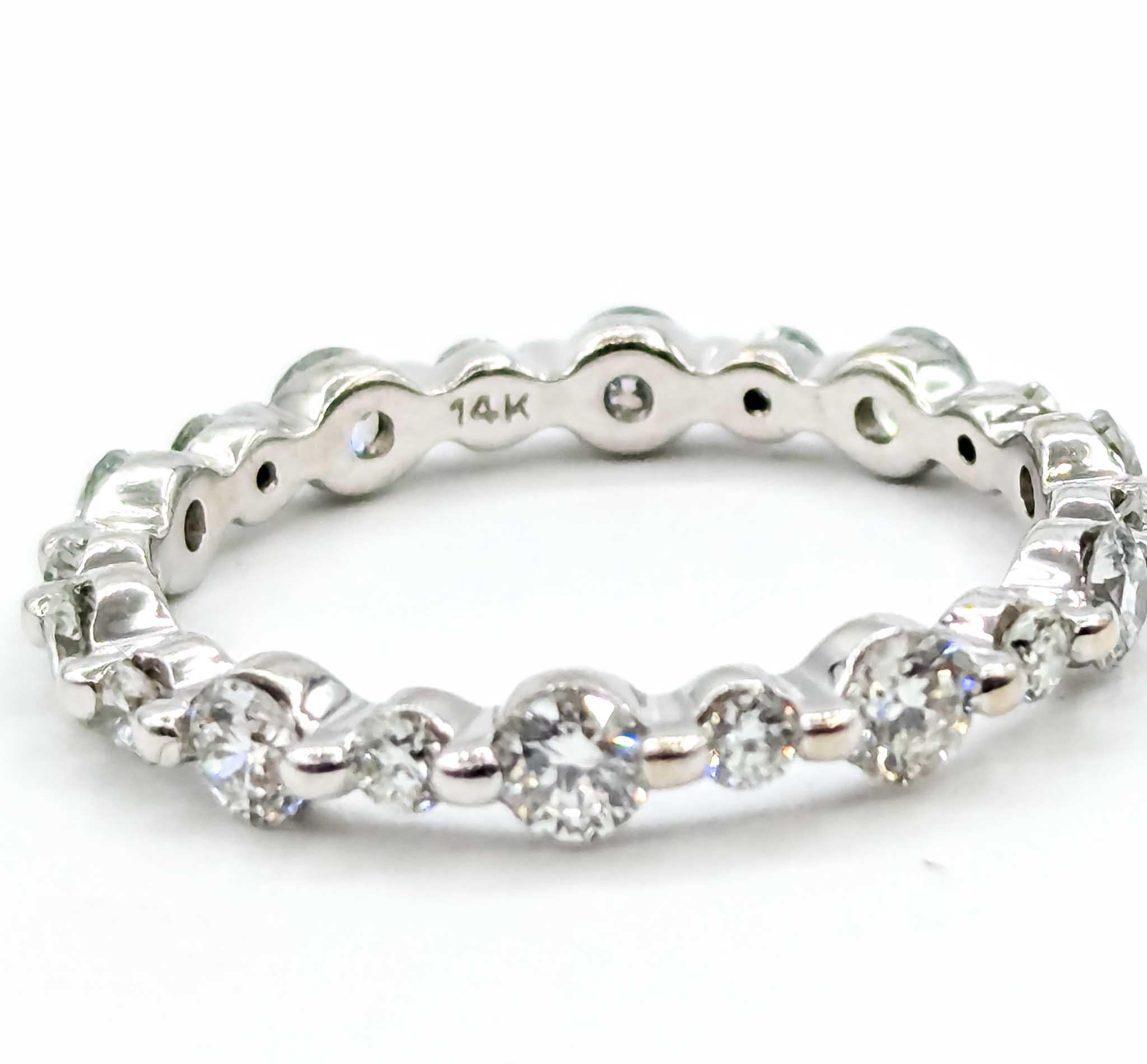 Squisito anello nuziale con diamante in oro bianco 14k

Ti presentiamo questo squisito anello da sposa con diamante, realizzato con eleganza e precisione in oro bianco 14 carati. L'anello presenta un'incastonatura a rebbi condivisi per l'eternità