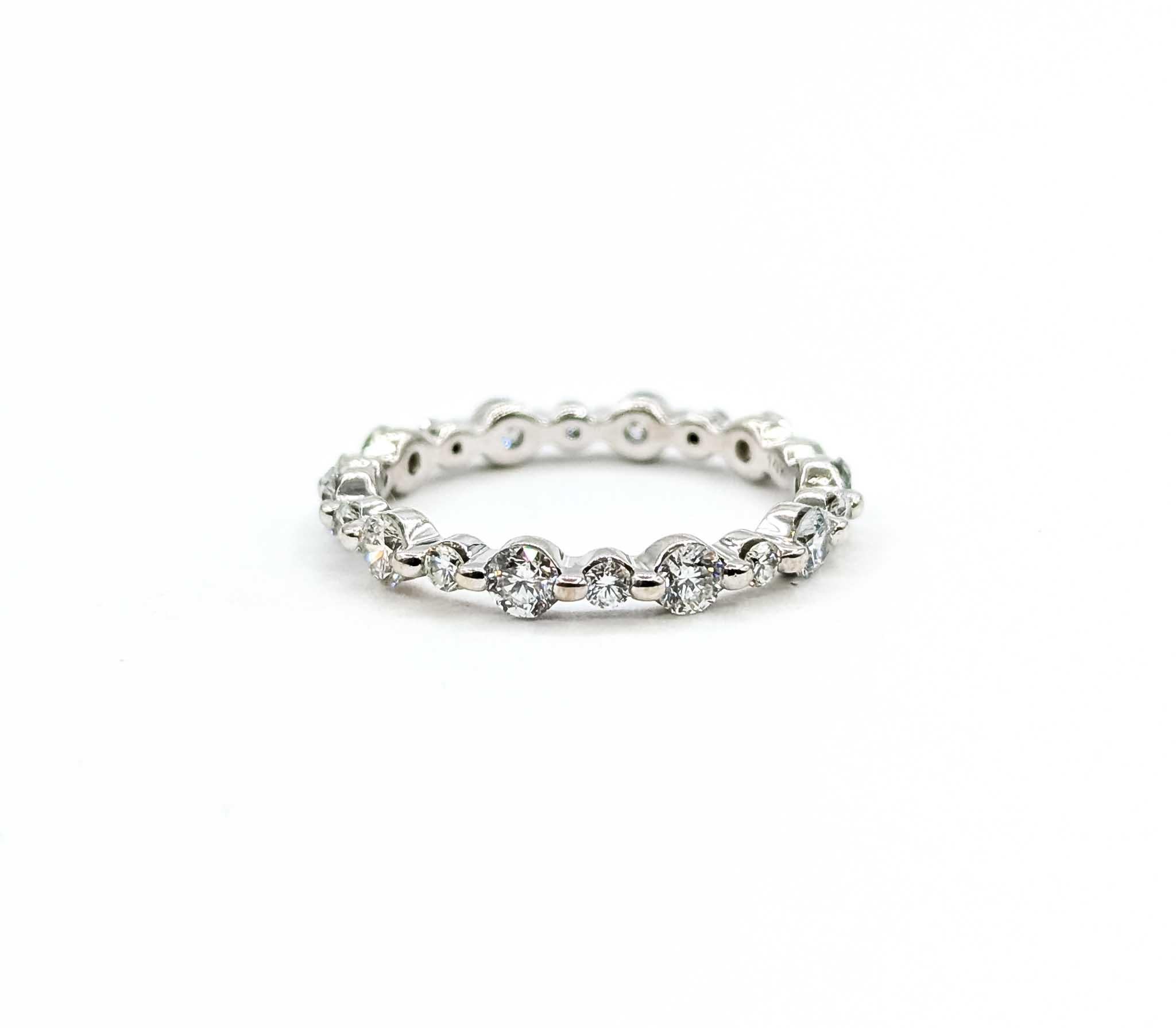 Contemporaneo Squisito anello nuziale con diamante in oro bianco 14k in vendita