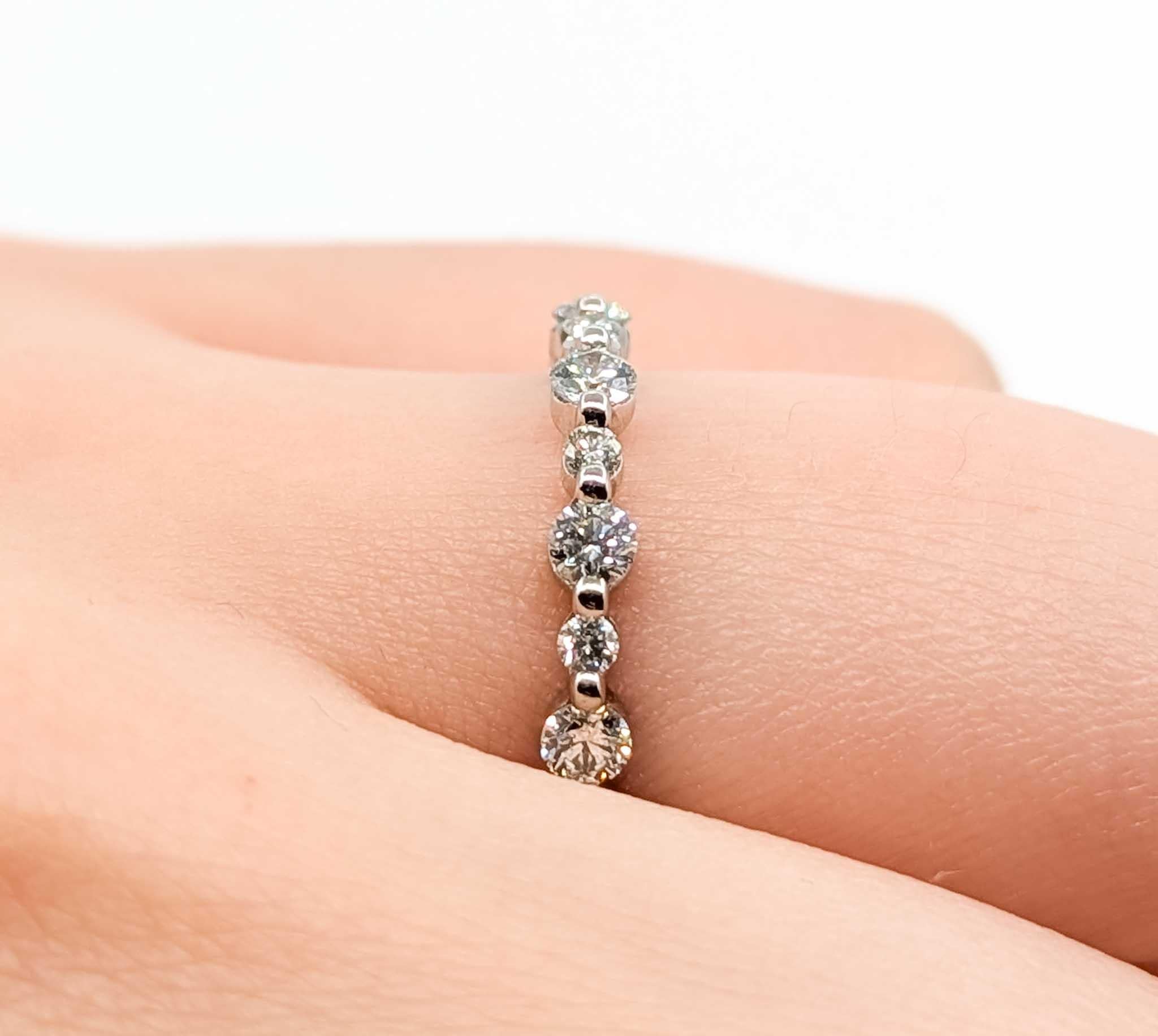 Taglio rotondo Squisito anello nuziale con diamante in oro bianco 14k in vendita