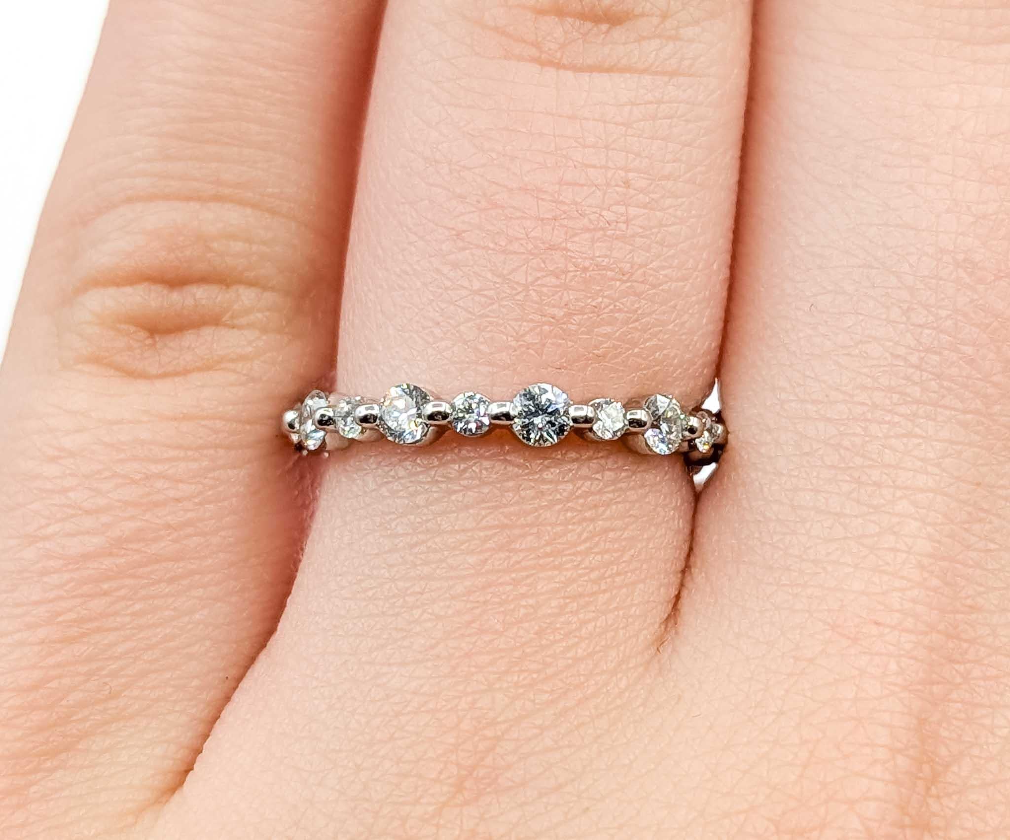 Donna Squisito anello nuziale con diamante in oro bianco 14k in vendita