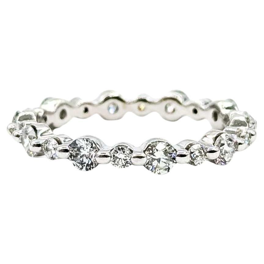 Squisito anello nuziale con diamante in oro bianco 14k