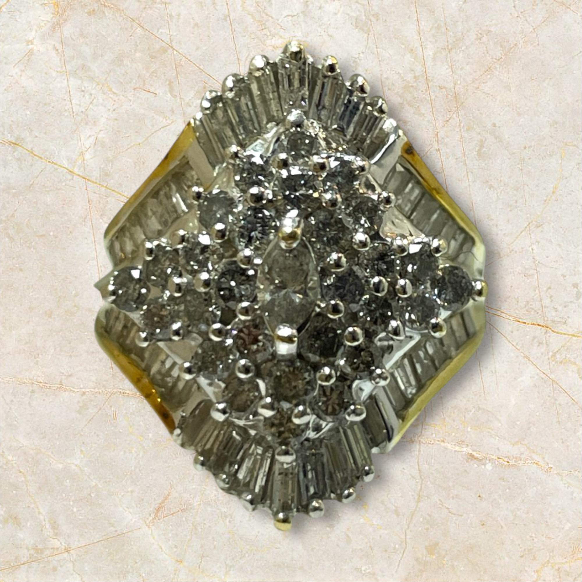 Scopri l'incantevole bellezza di questo squisito anello con diamanti a grappolo, che presenta una splendida composizione di diamanti scintillanti e pietre dal taglio marquise su una lussuosa fascia d'oro. Il centrotavola presenta un intricato