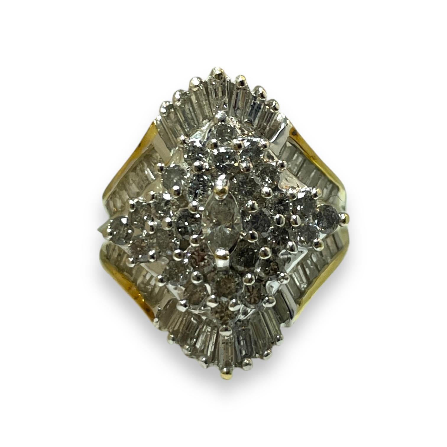Art Déco Anello con cluster di diamanti tondi e baguette da 2 carati in vendita